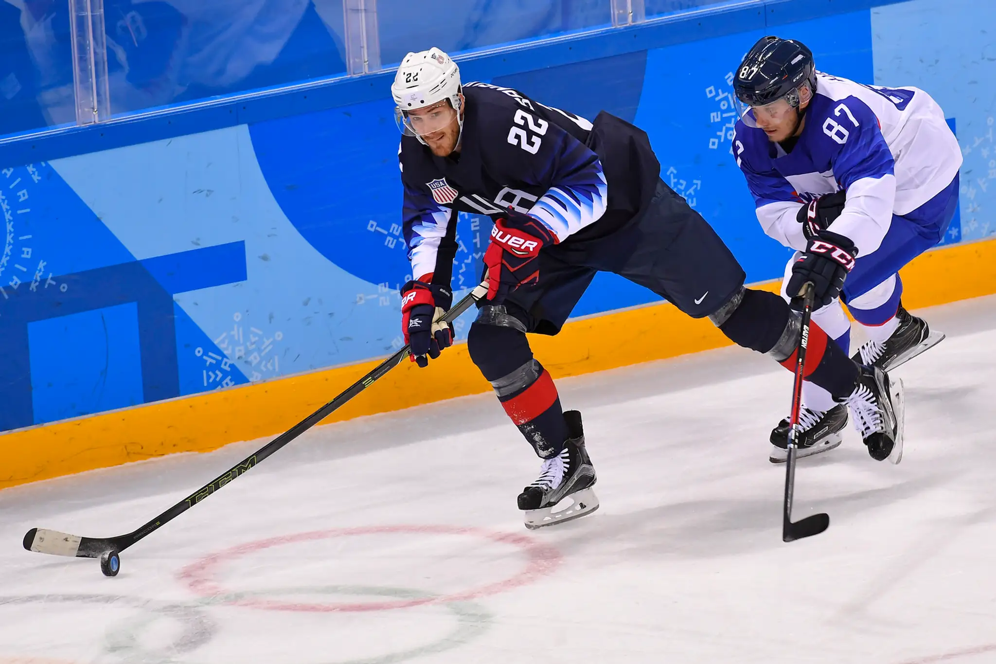Marcel Haščák (vpravo) sa snaží zastaviť Američana Bobbyho Sanguinettiho v osemfinále ZOH 2018.