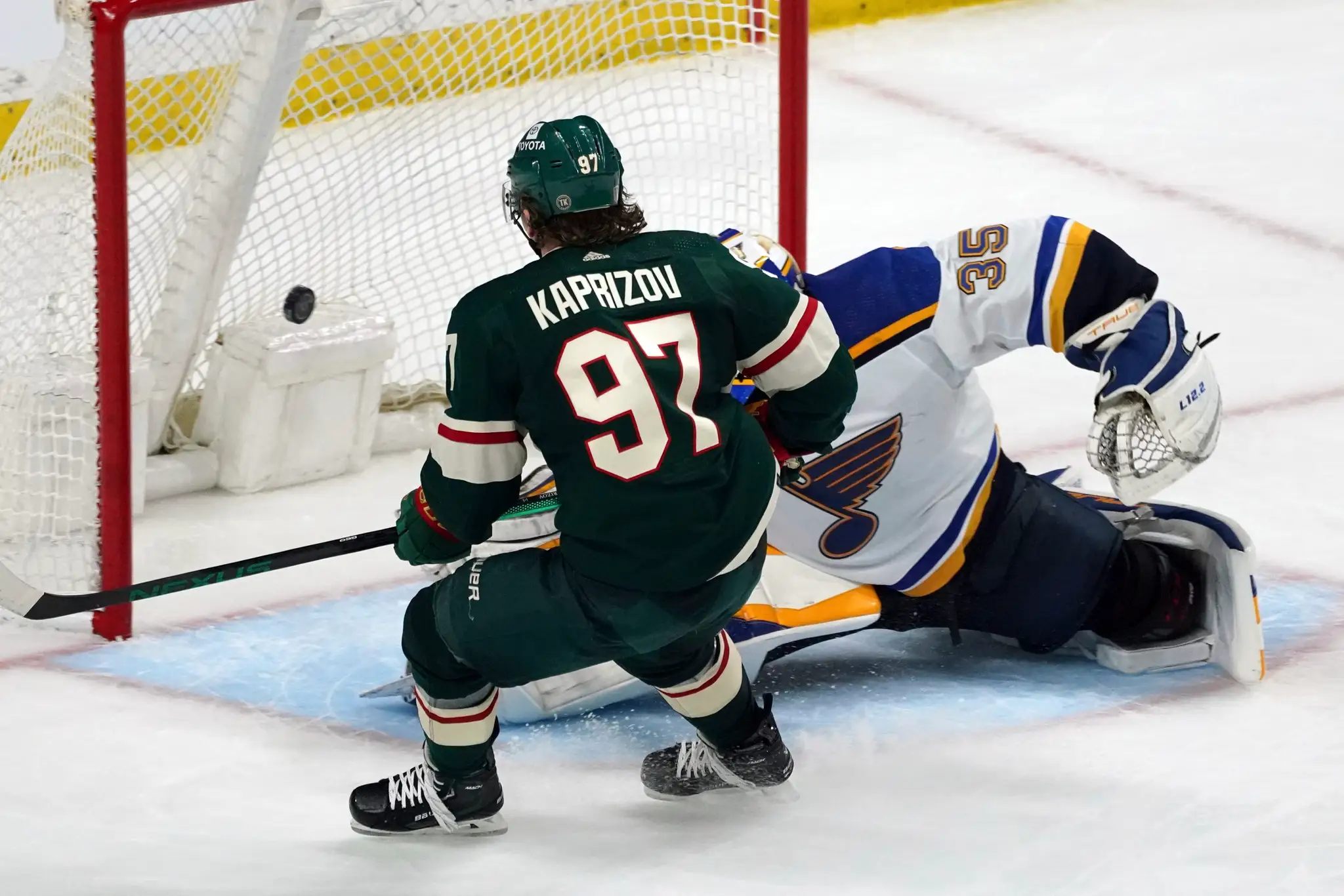 Hokejista Minnesoty Wild Kirill Kaprizov (vľavo) strieľa hetrik v druhom zápase štvrťfinále play off.