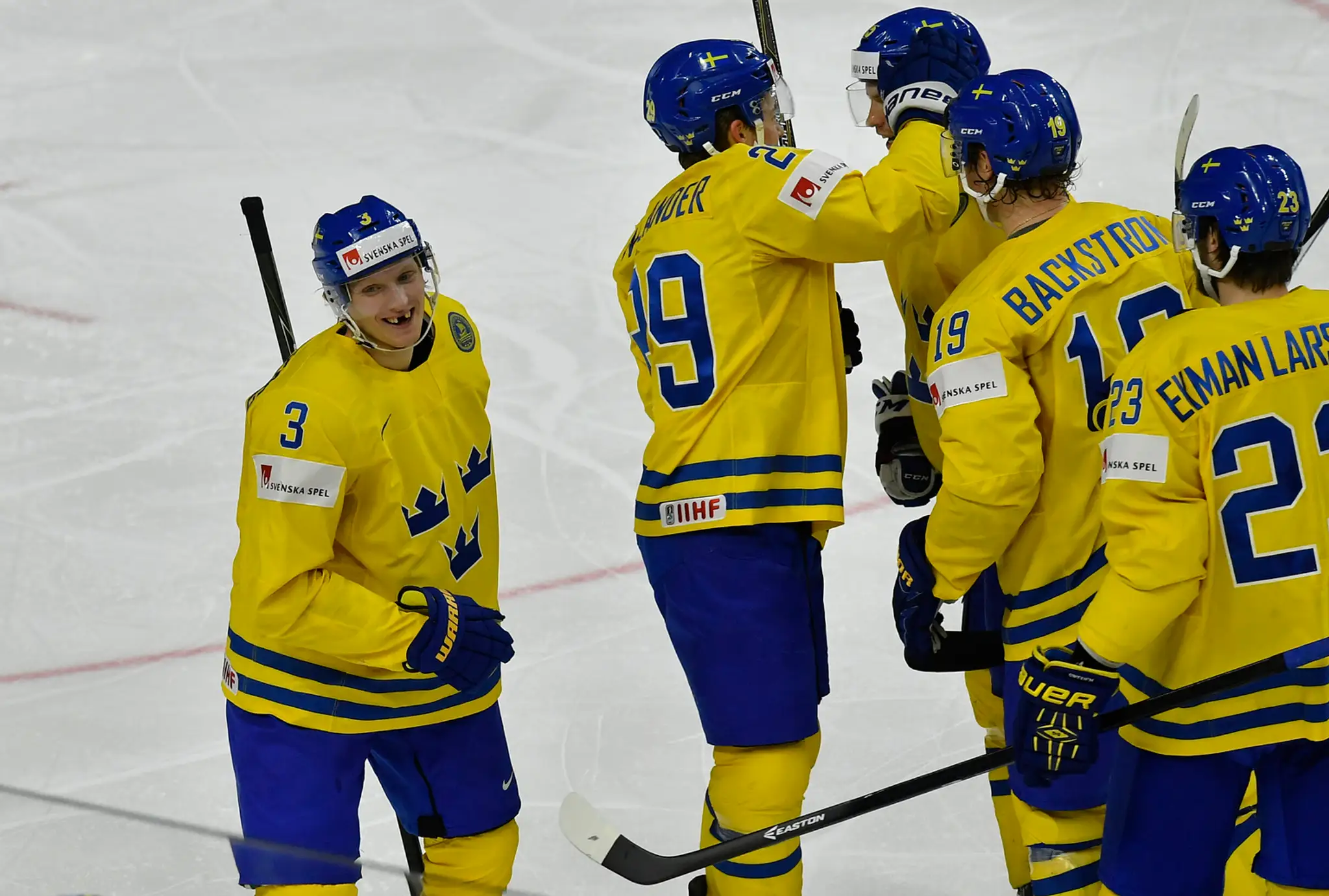 John Klingberg (vľavo) sa raduje so švédskymi spoluhráčmi zo svojho gólu v semifinále MS 2017 proti Fínsku.