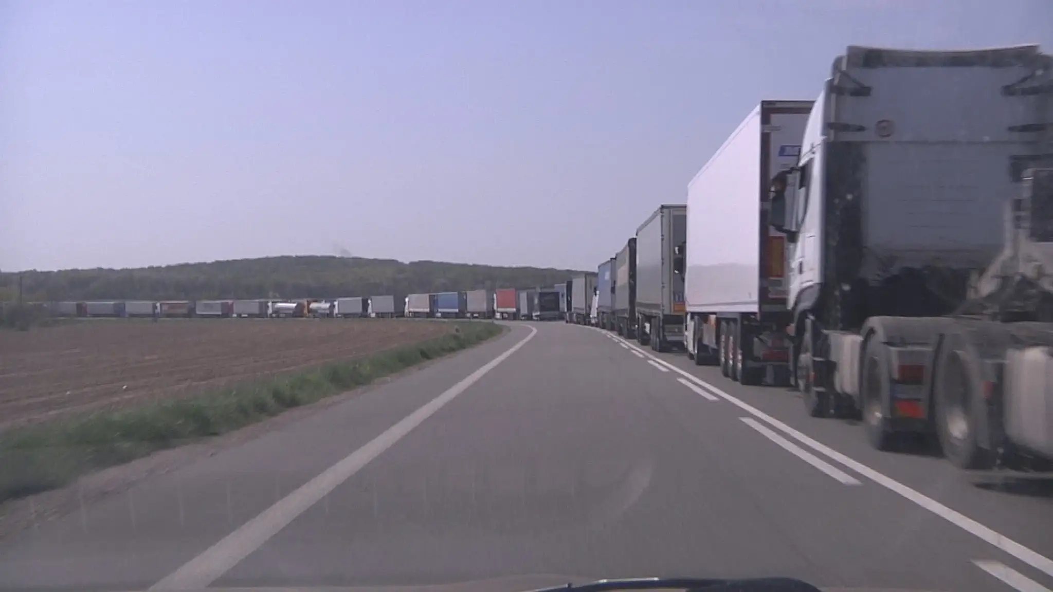 Kolóny na hranici.
