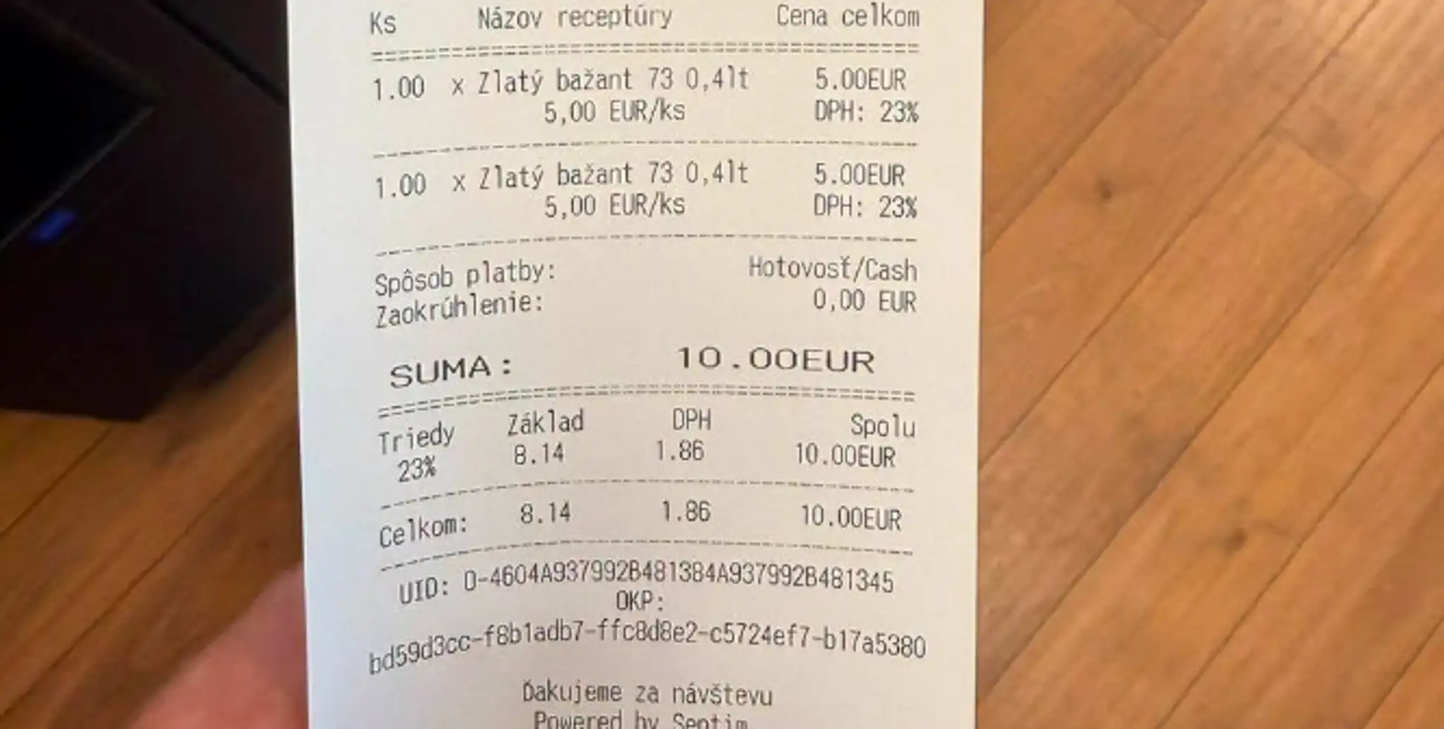 Na snímke blok z letiska.