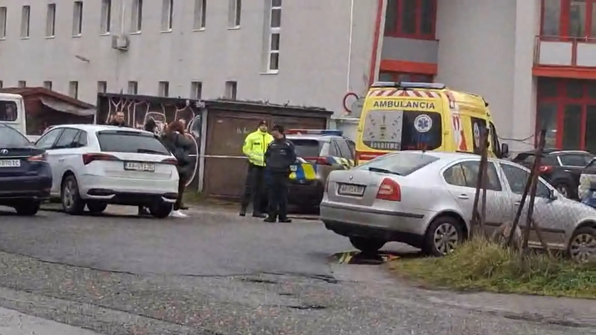 Záchranné zložky na mieste nálezu dvoch mŕtvych ženských tiel