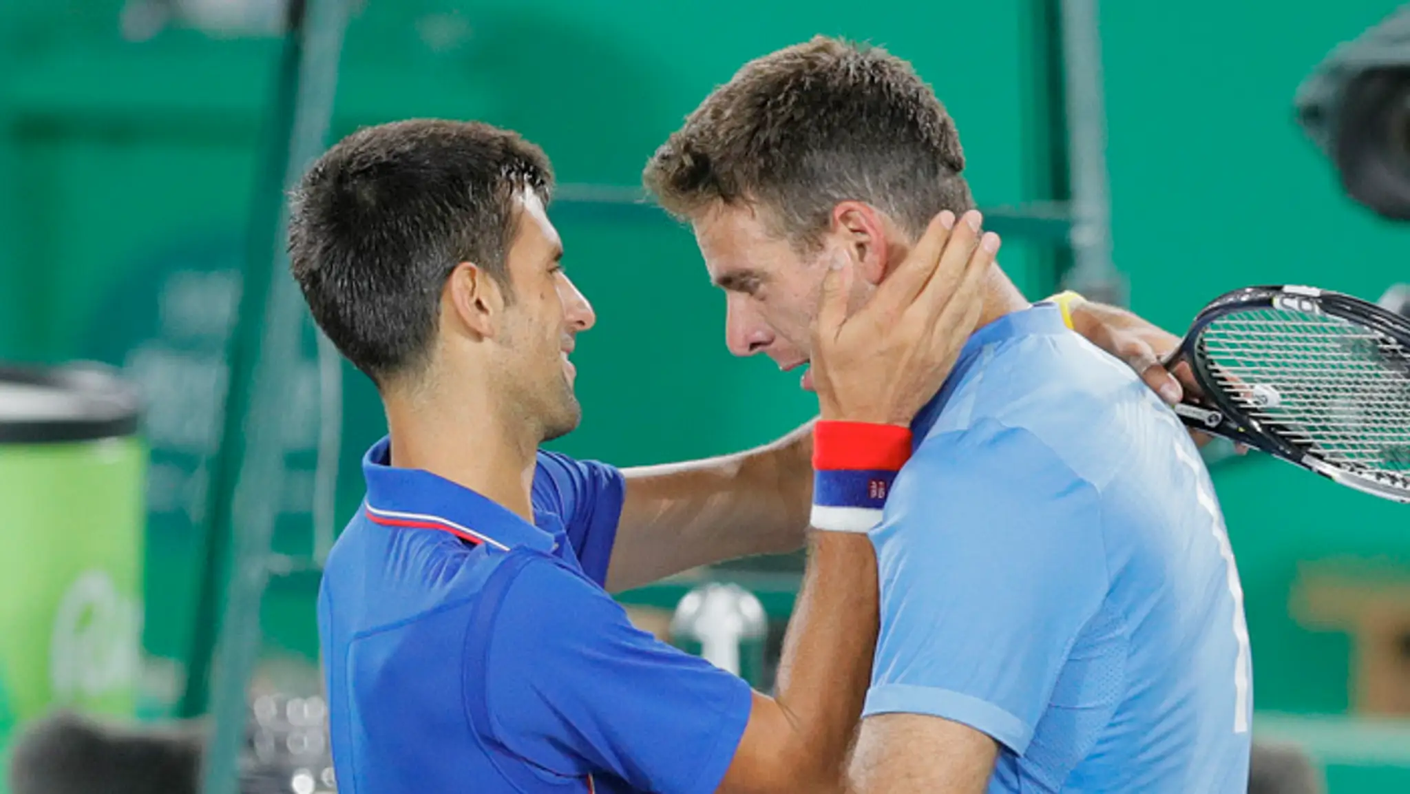 Juan Martin del Potro plače po tom, čo porazil v 1. kole na OH svetovú jednotku Novaka Djokoviča.