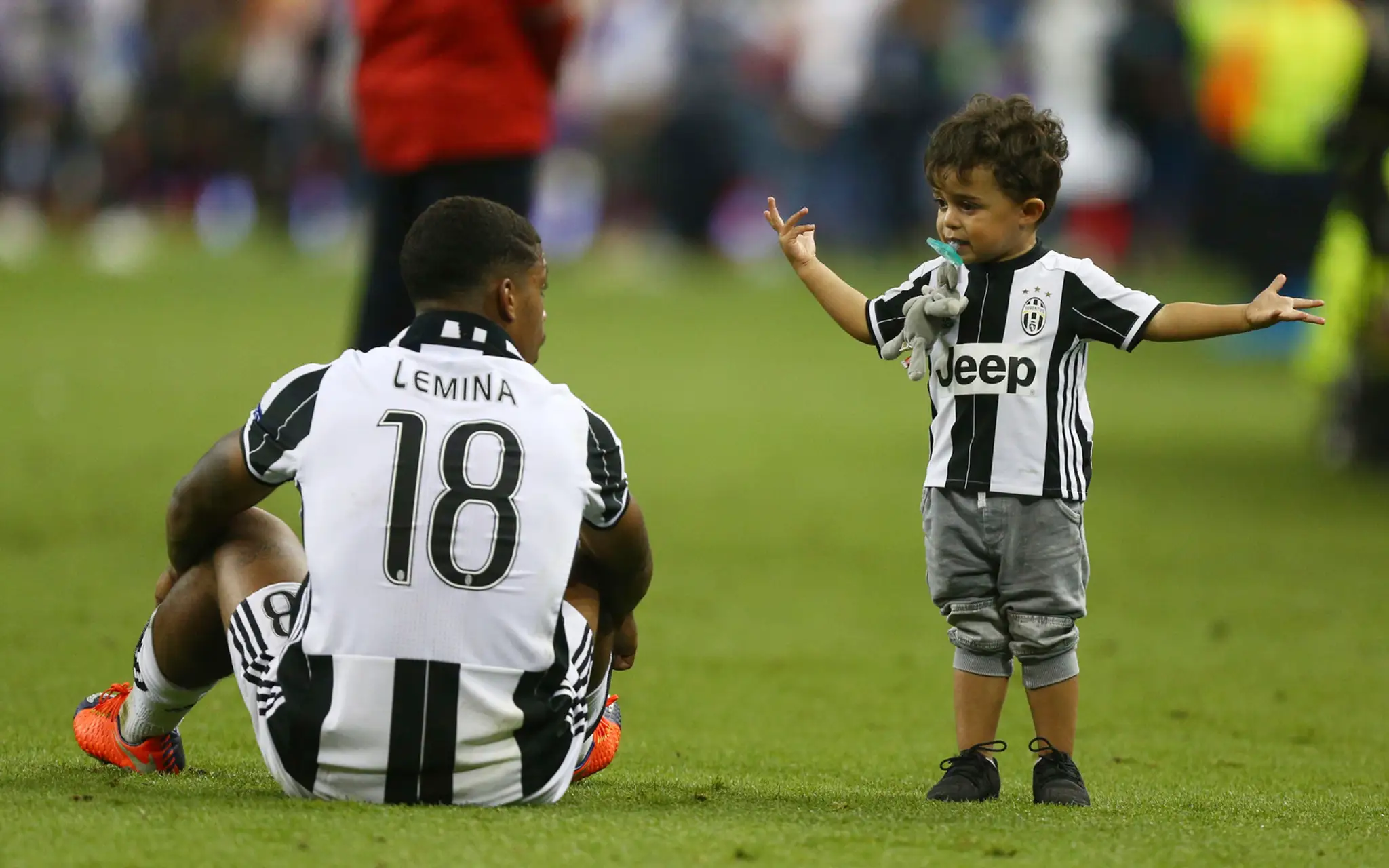 Sklamaný hráč Juventusu Mario Lemina so svojim synom po prehratom finále LM.
