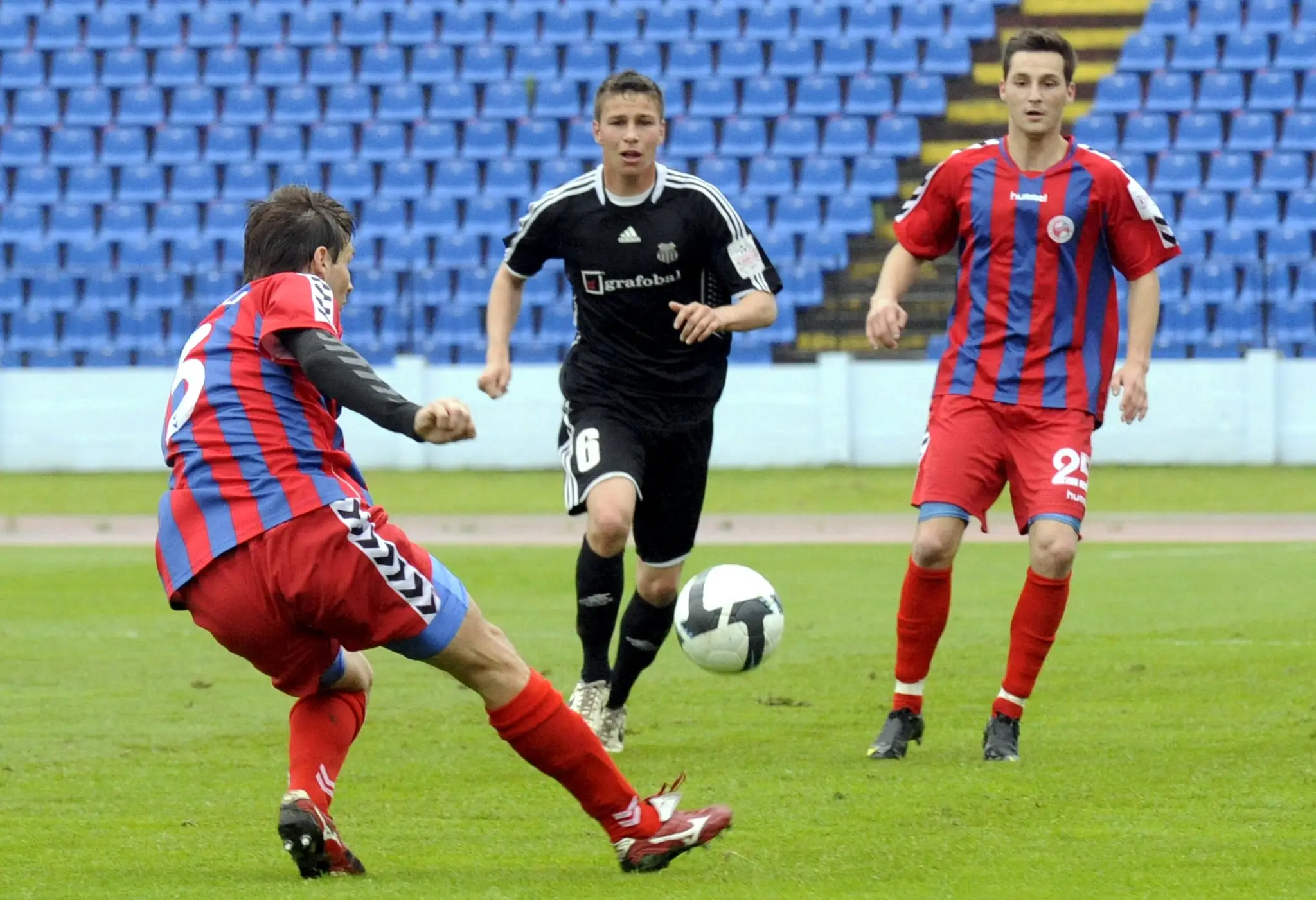 Filip Kiss (v strede) v drese Petržalky.