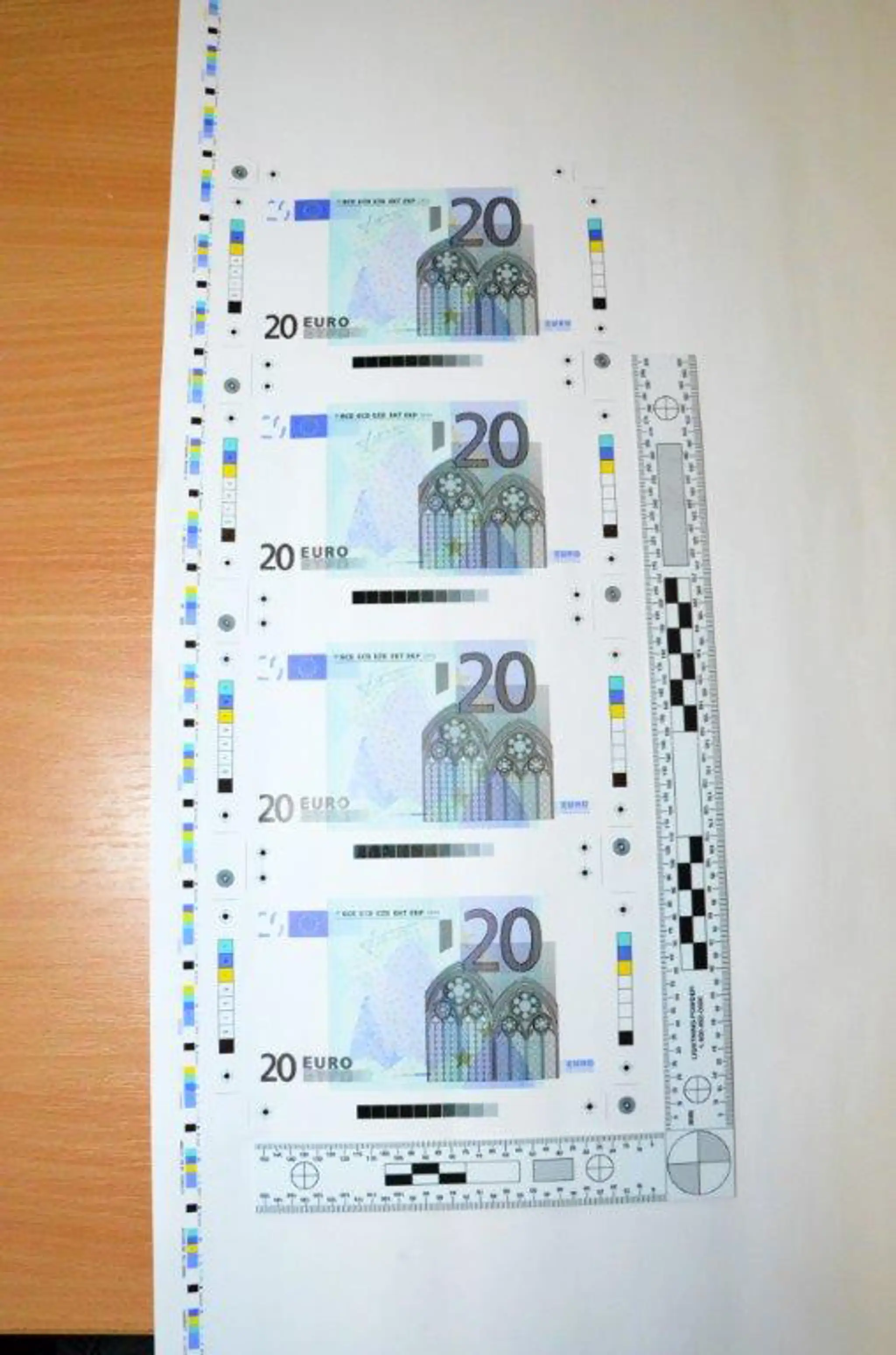  Na snímke falošné bankovky v hodnote 20 eur.