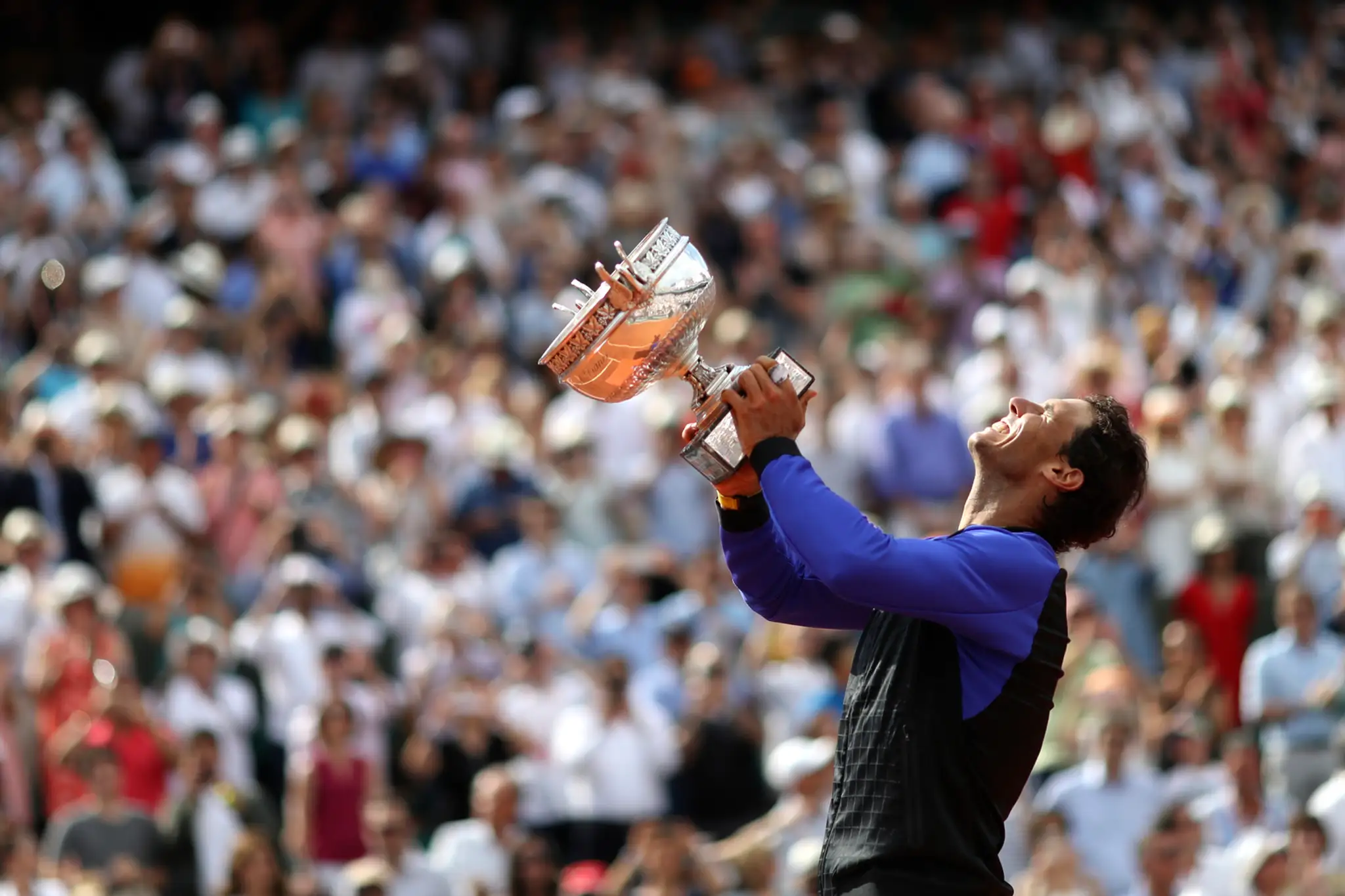 Rafael Nadal oslavuje zisk 10. titulu na RG.