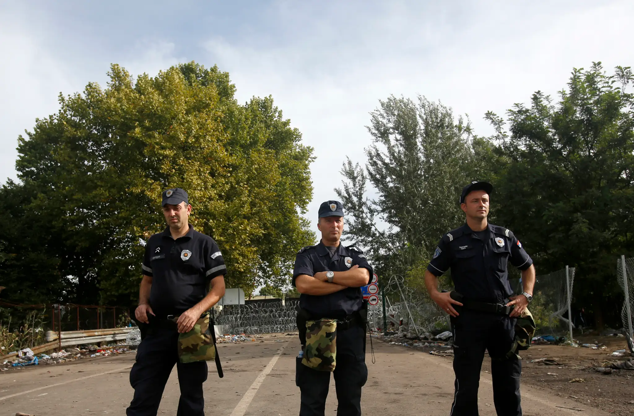 Srbskí policajti hliadkujú na srbsko-maďarskom hraničnom priechode Röszke-Horgoš.