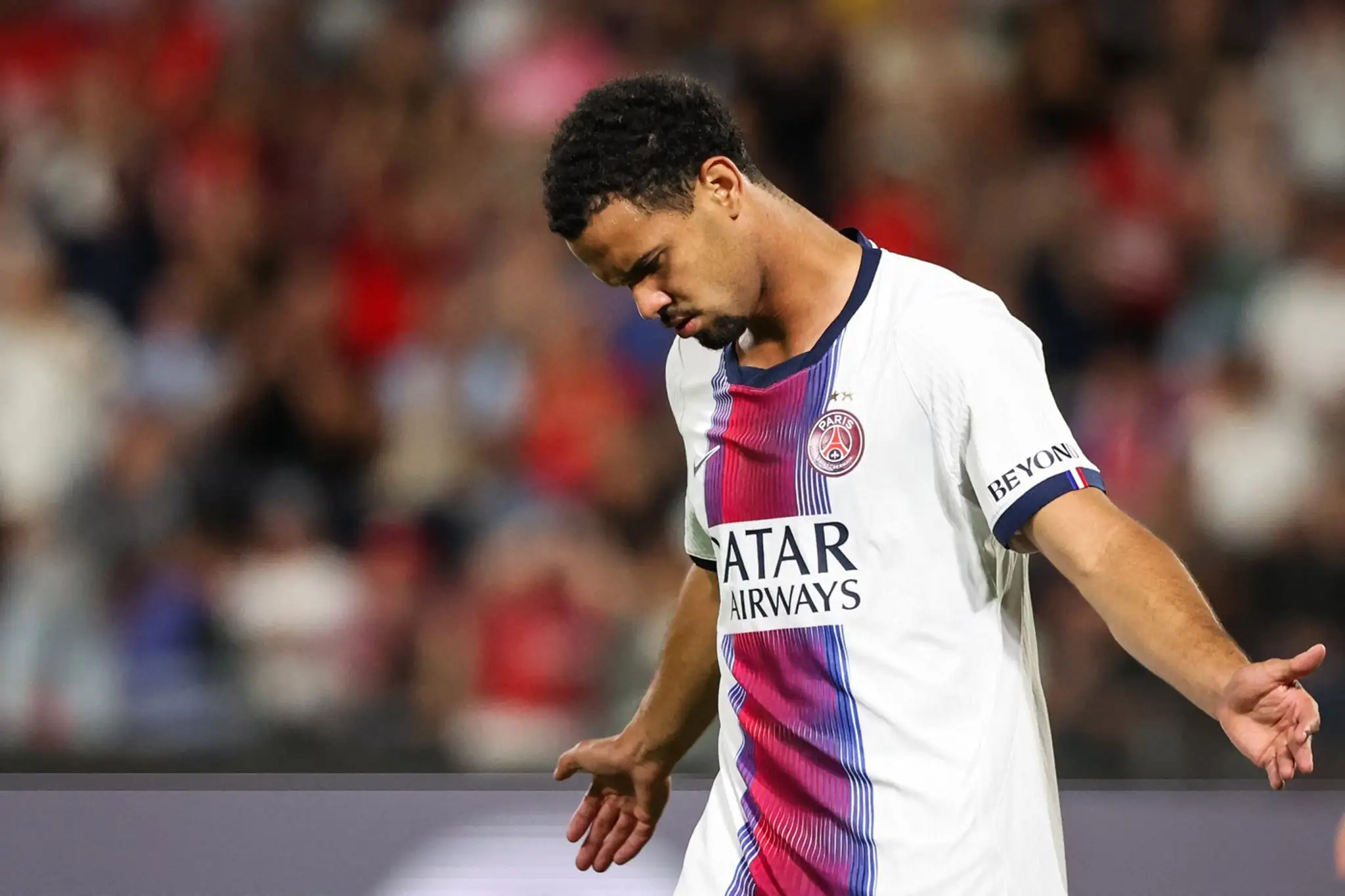 Futbalista PSG Warren Zaire-Emery.