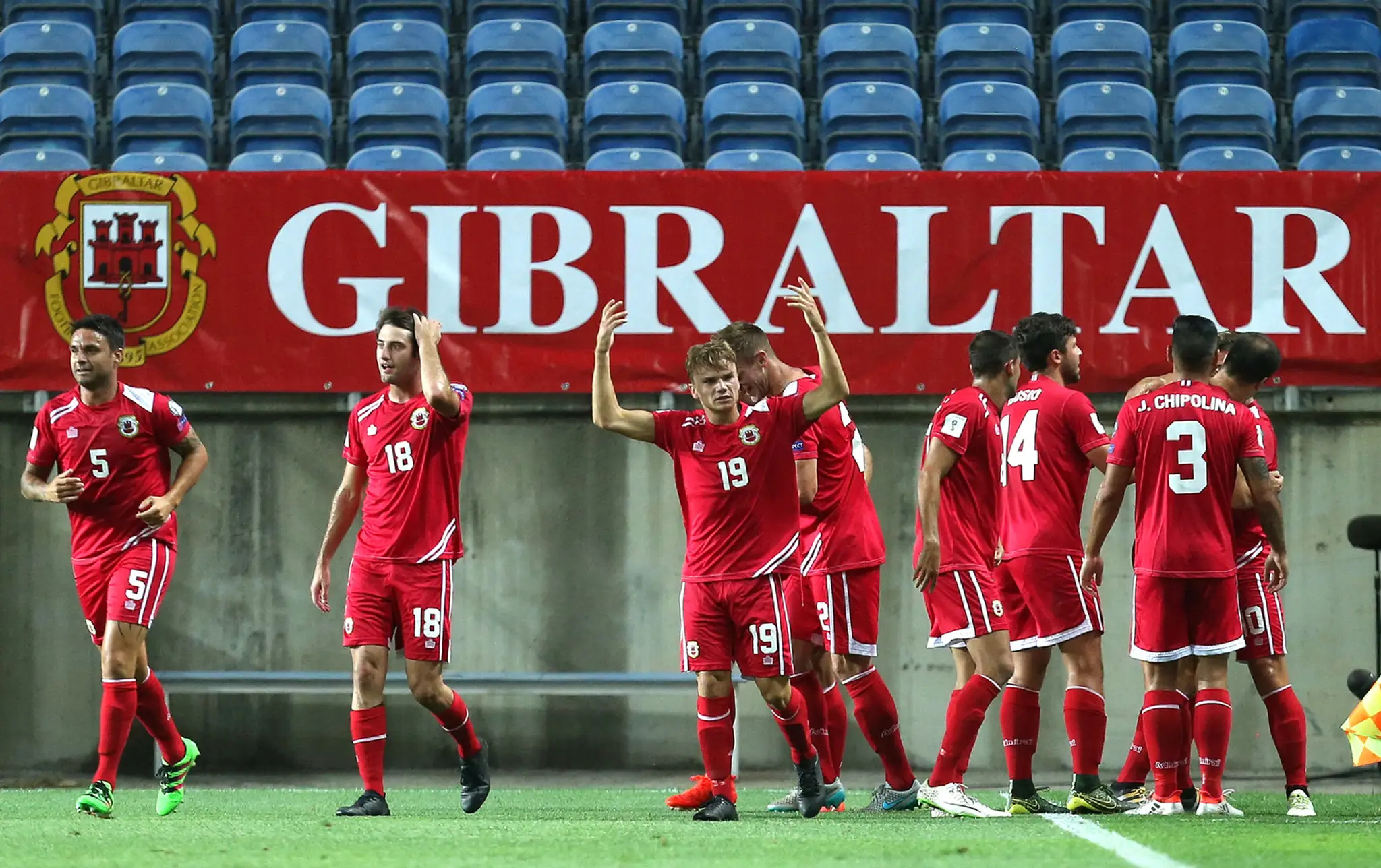 Hráči Gibraltáru sa radujú z historicky prvého gólu tejto krajiny, ten dosiahli v dueli s Gréckom o postup na MS 2018.
