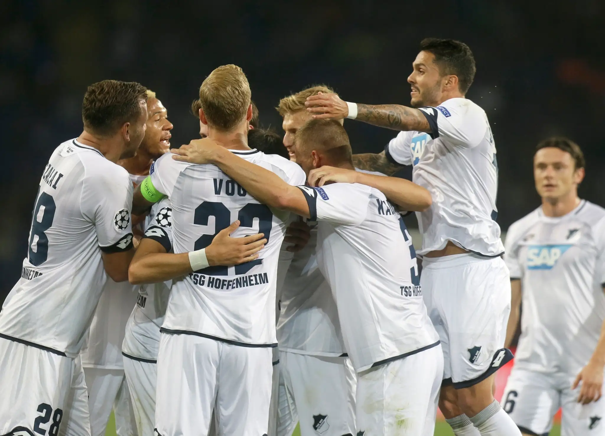 Hráči Hoffenheimu sa tešia zo zásahu na pôde Šachtaru v zápase LM.