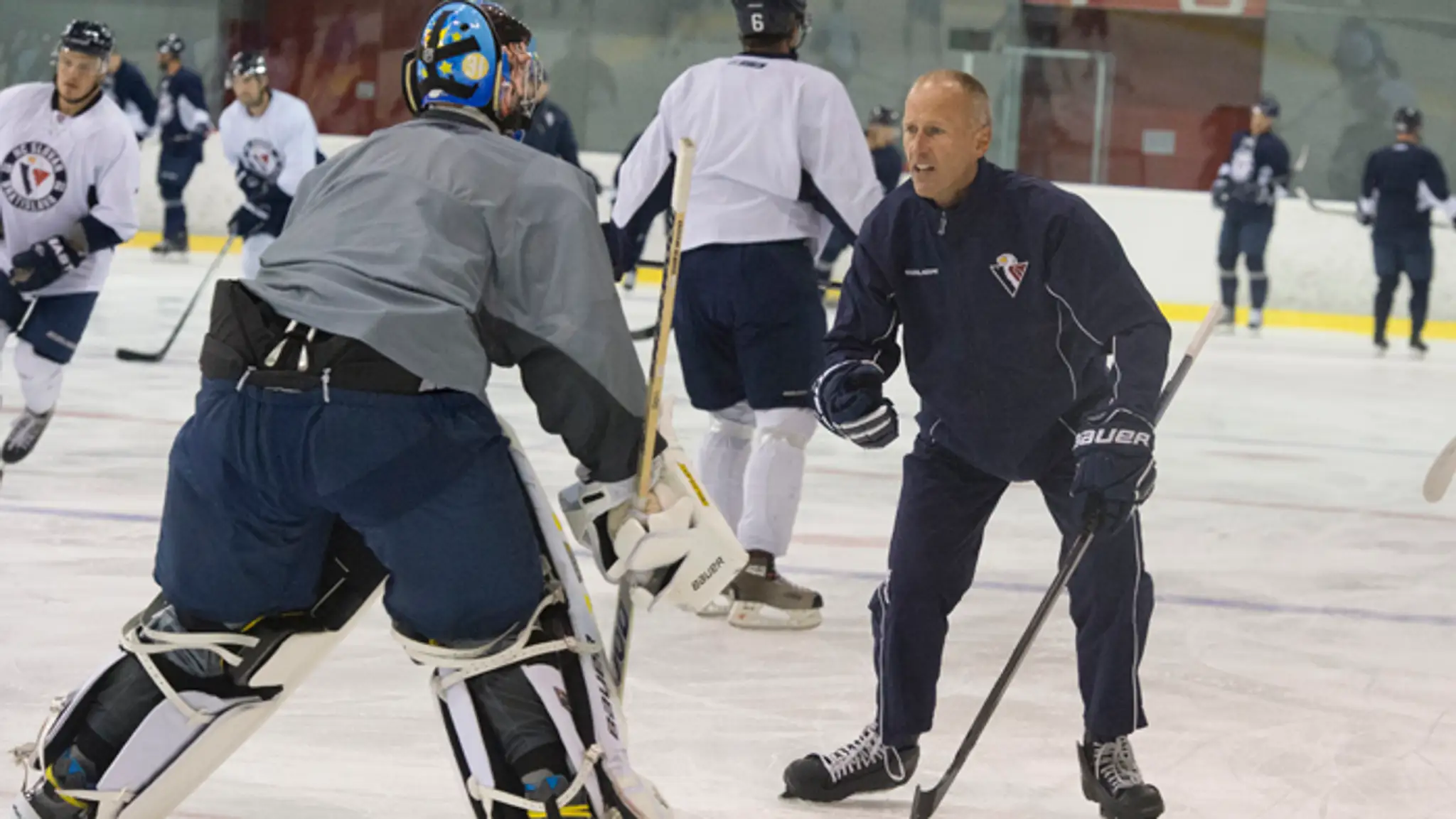 Tréner brankárov HC Slovan, dvojnásobný víťaz Stanleyho pohára, bývalý vynikajúci brankár Tom Barrasso.