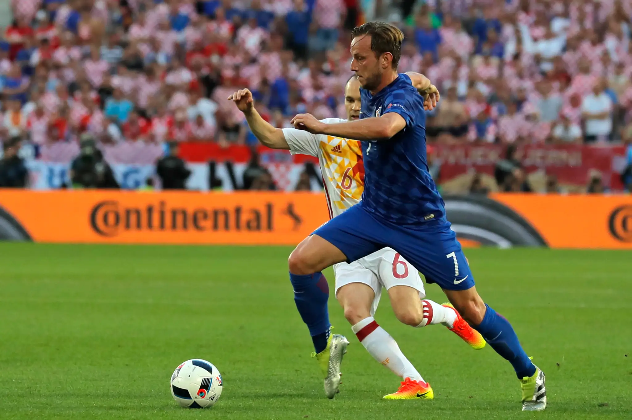 Dve hviezdy Barcelony proti sebe: Chorvát Ivan Rakitič (vpravo) a Španiel Andres Iniesta (vľavo) na ME.