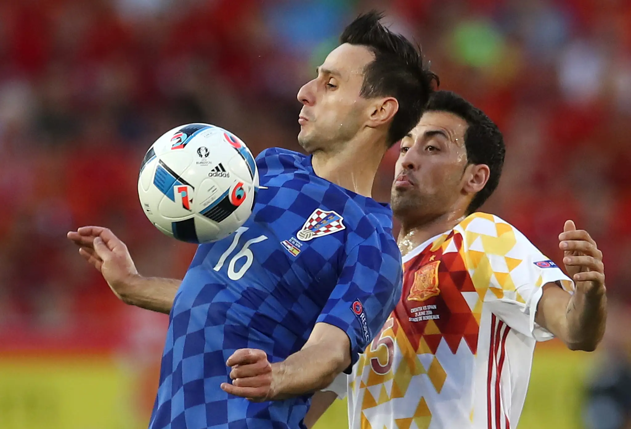 Chorvát Nikola Kalinič (vľavo) a Španiel Sergio Busquets (vpravo) v súboji o loptu na ME.