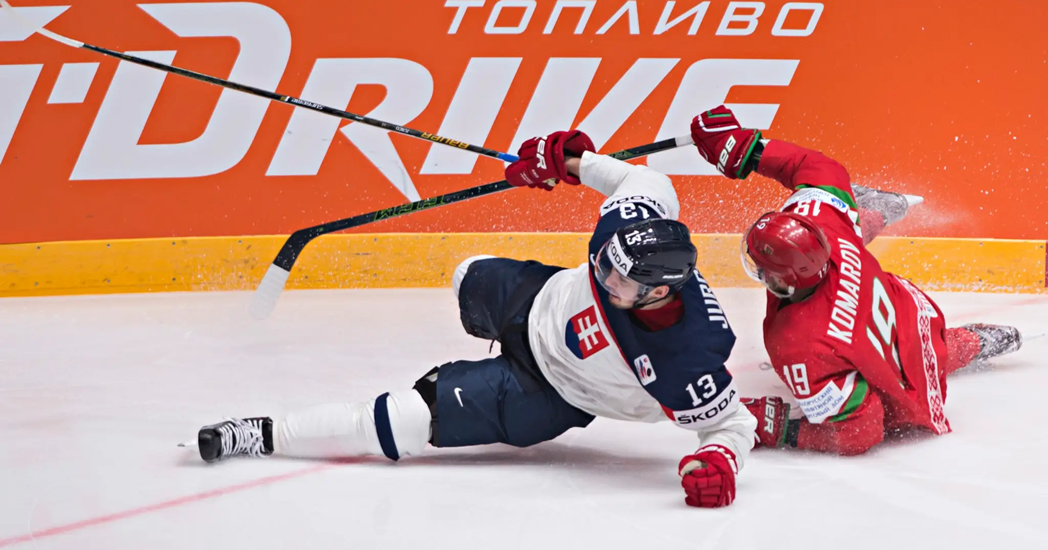Tomáš Jurčo a Nikita Komarov padajú po súboji v zápase Slovensko - Bielorusko.