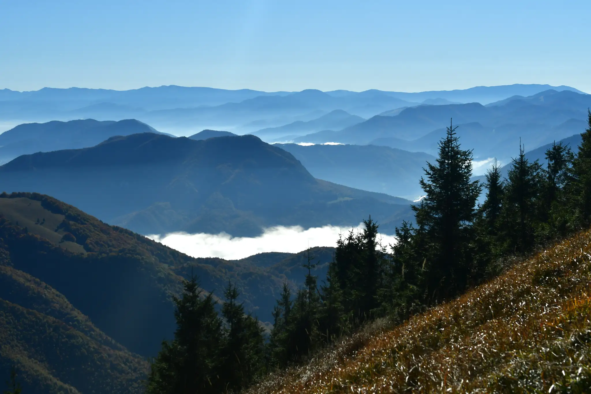 Na snímke pohľad na hmly nad sútokom riek Váh a Orava počas výstupu na vrch Stoh.