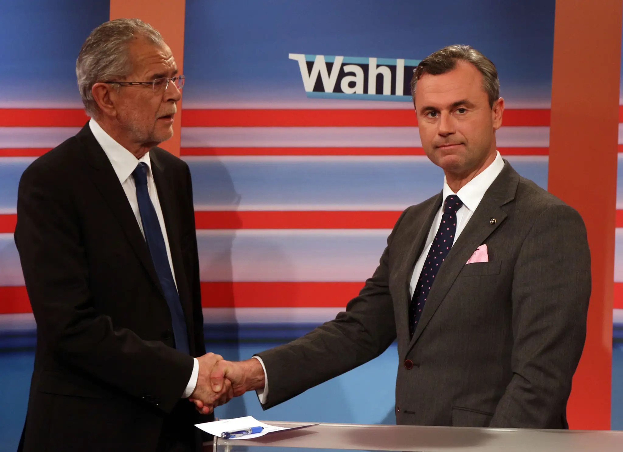 Kandidát pravicovej Slobodnej strany Rakúska (FPÖ) v prezidentských voľbách Norbert Hofer (vpravo) a súper.