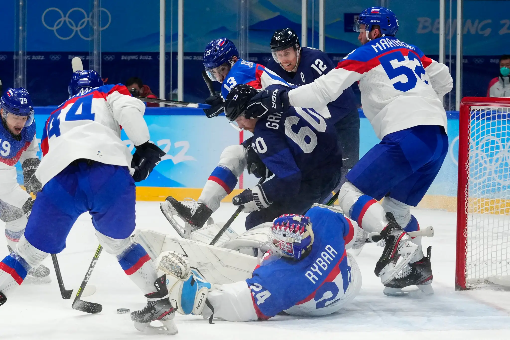 Ruch pred slovenskou bránkou v semifinále ZOH 2022 proti Fínsku.