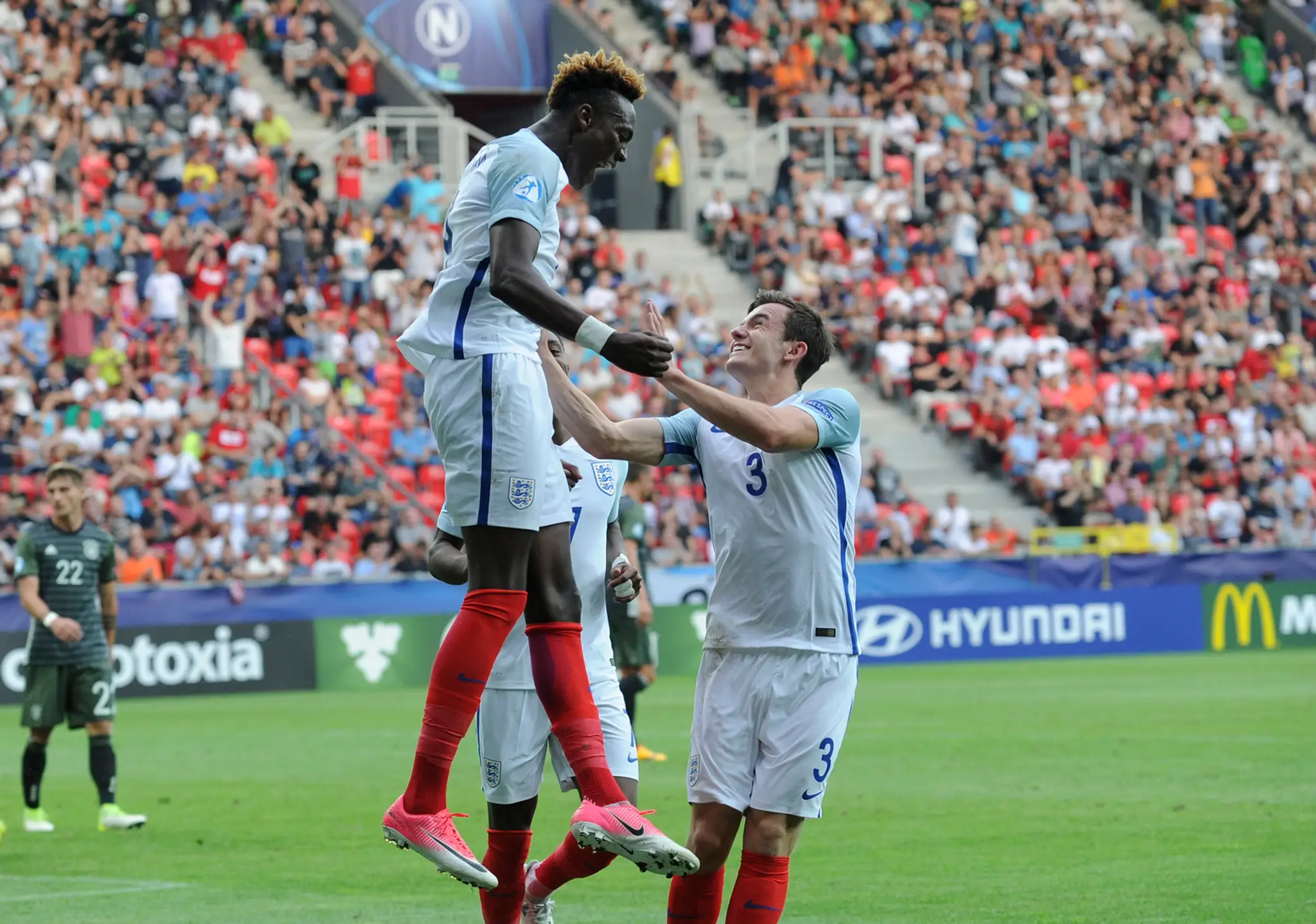 Tammy Abraham (vľavo) jasá po zásahu Anglicka v semifinále ME 21 proti Nemecku.
