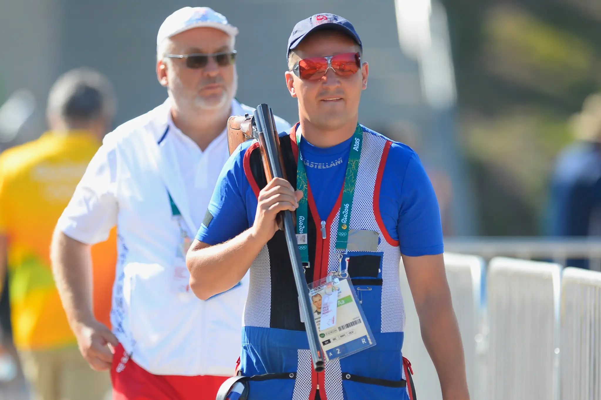 Marián Kovačócy a tréner Branislav Slamka počas kvalifikácie trapu mužov.