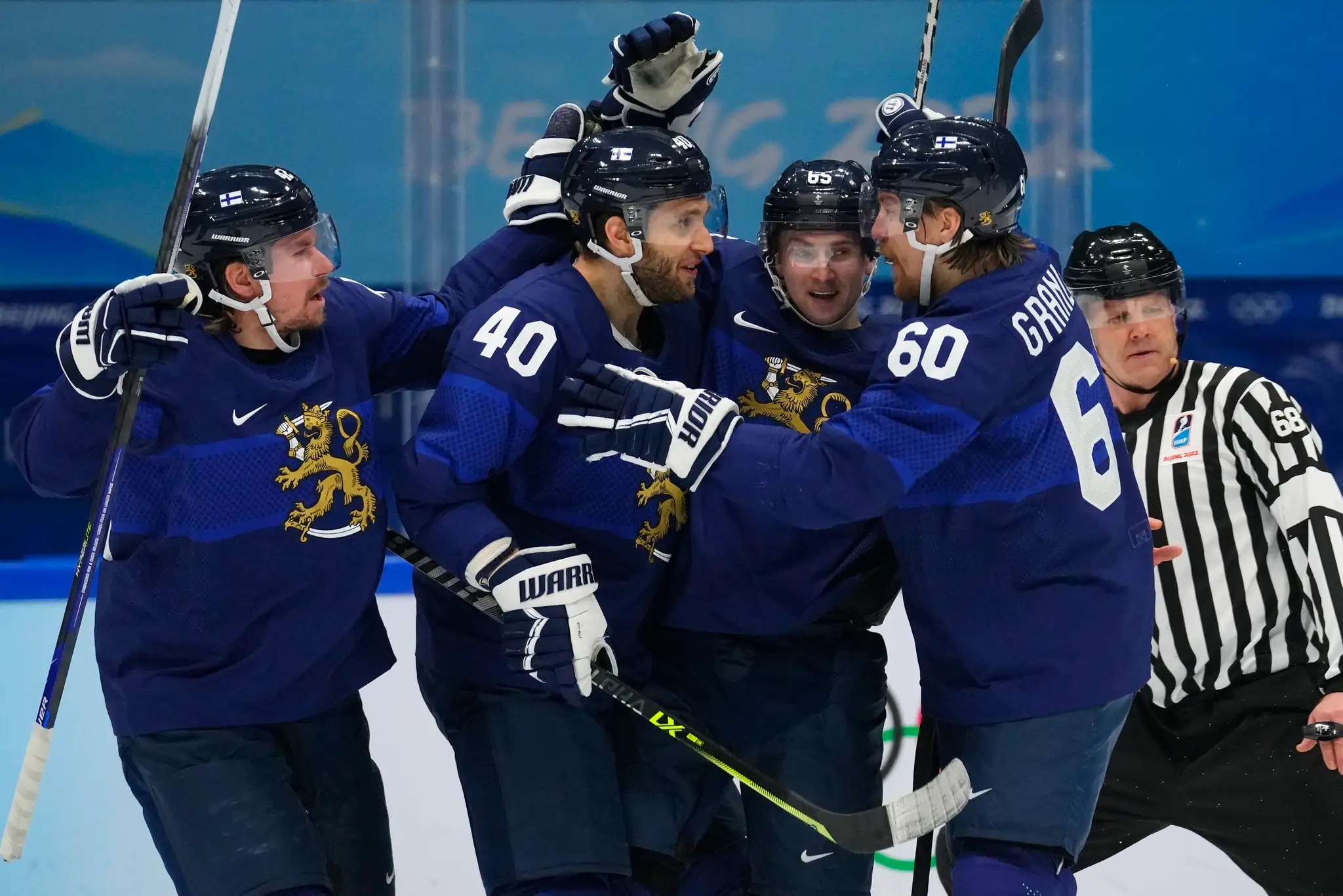 Hráči Fínska oslavujú gól proti Slovensku v semifinále ZOH 2022.