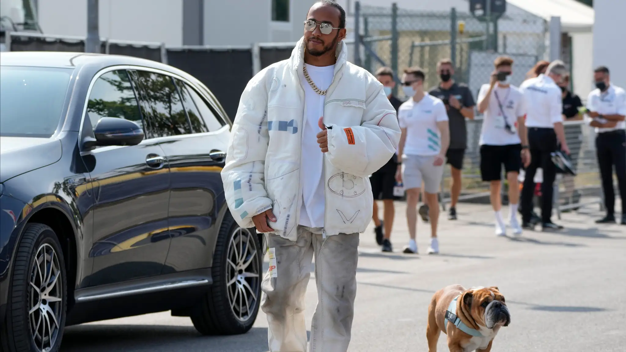 Lewis Hamilton so psom. (cropped)