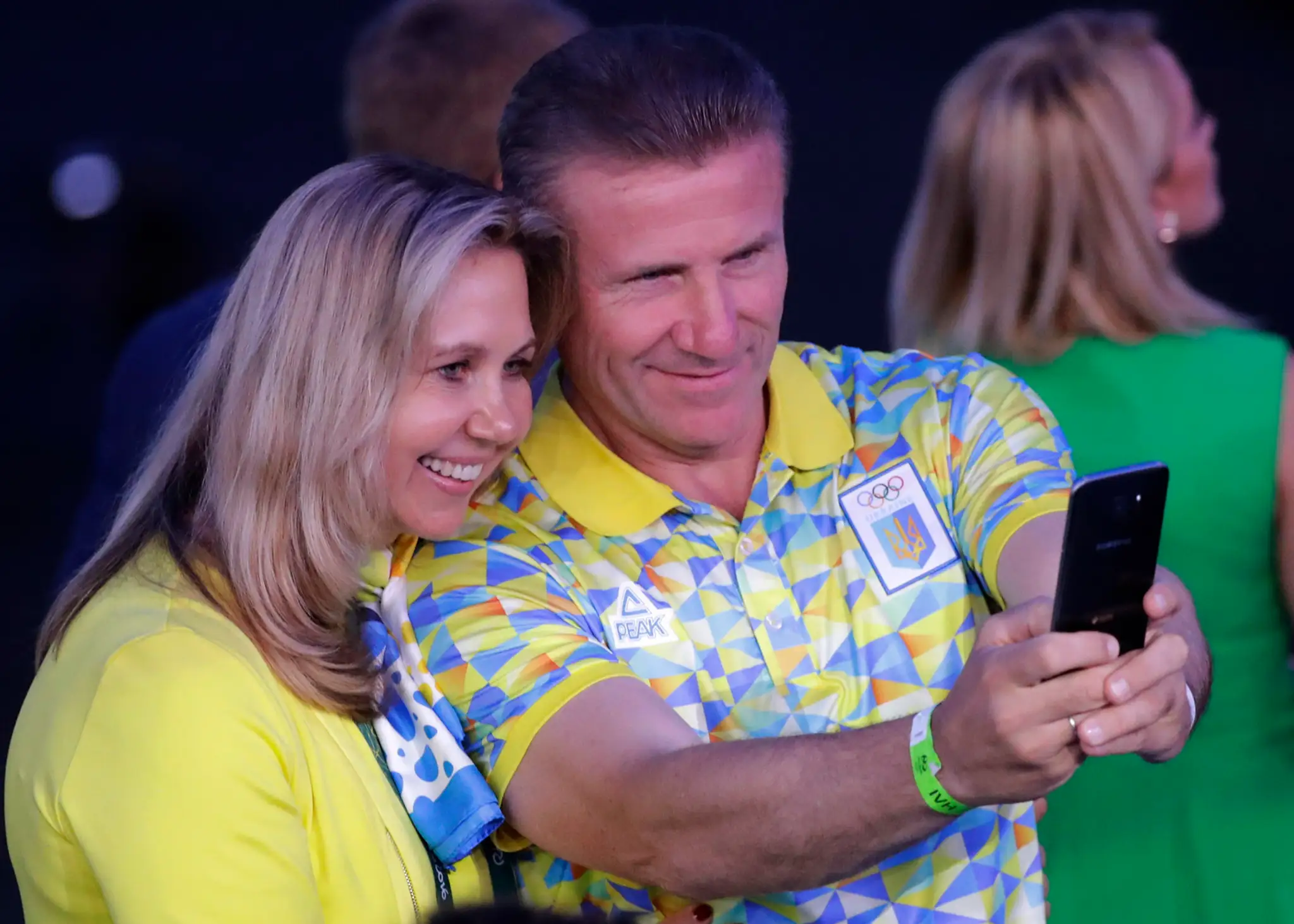 Niekdajší famózny skokan o žrdi Sergej Bubka sa fotí s manželkou na otváracom ceremoniáli OH v Riu de Janeiro.