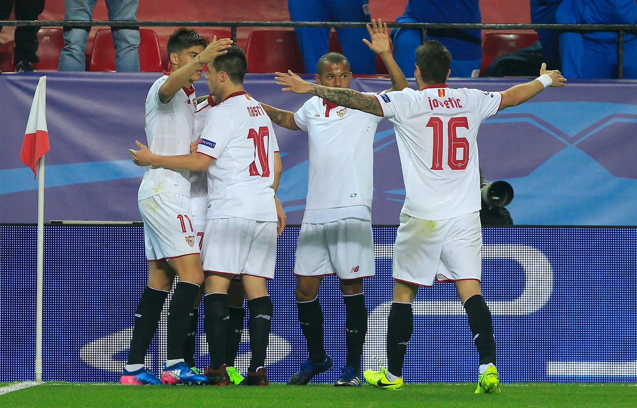 Hráči FC Sevilla sa raduju z gólu v sieti Leicestru v osemfinále LM.