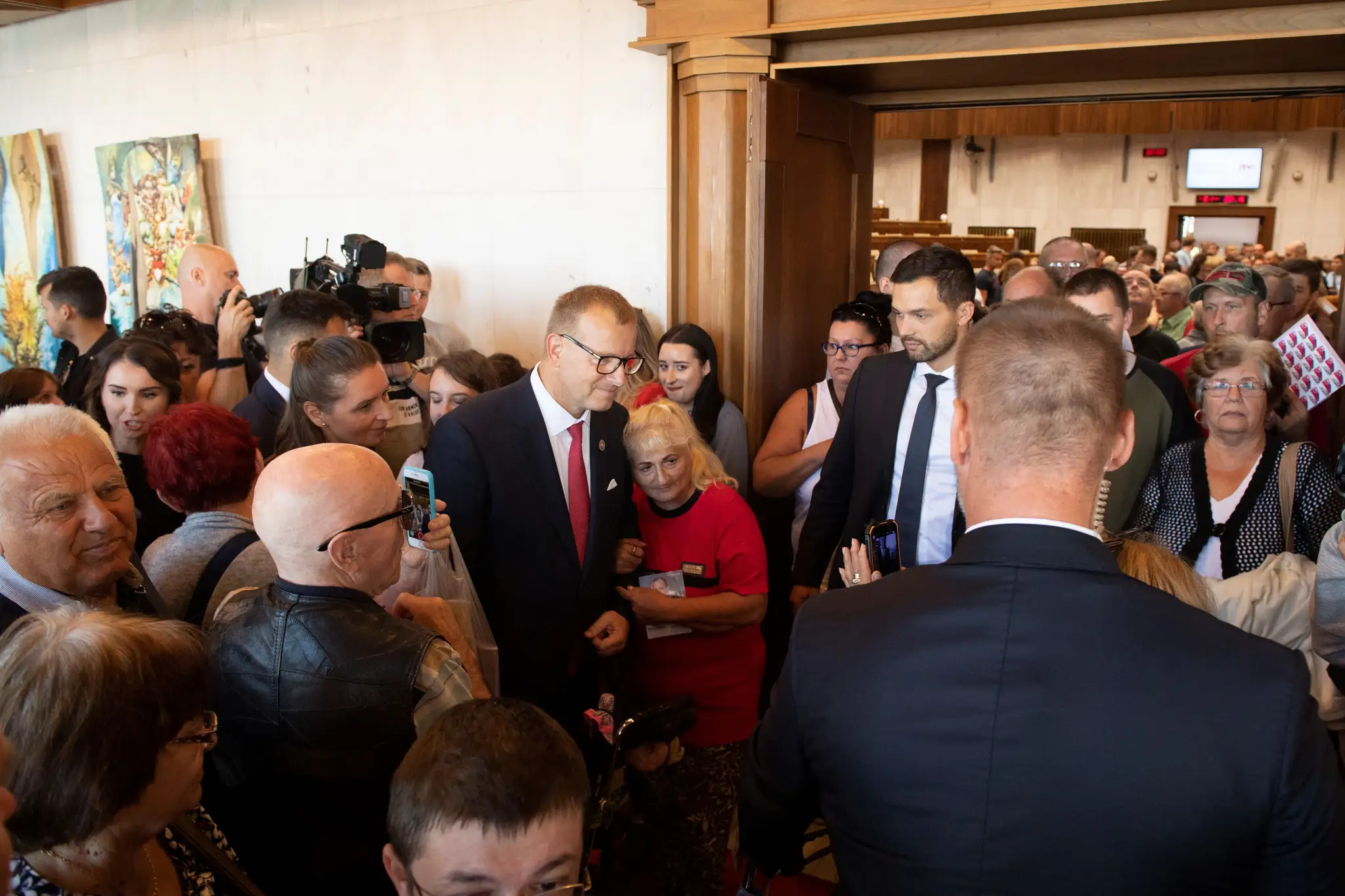 Na snímke uprostred predseda NR SR Boris Kollár.