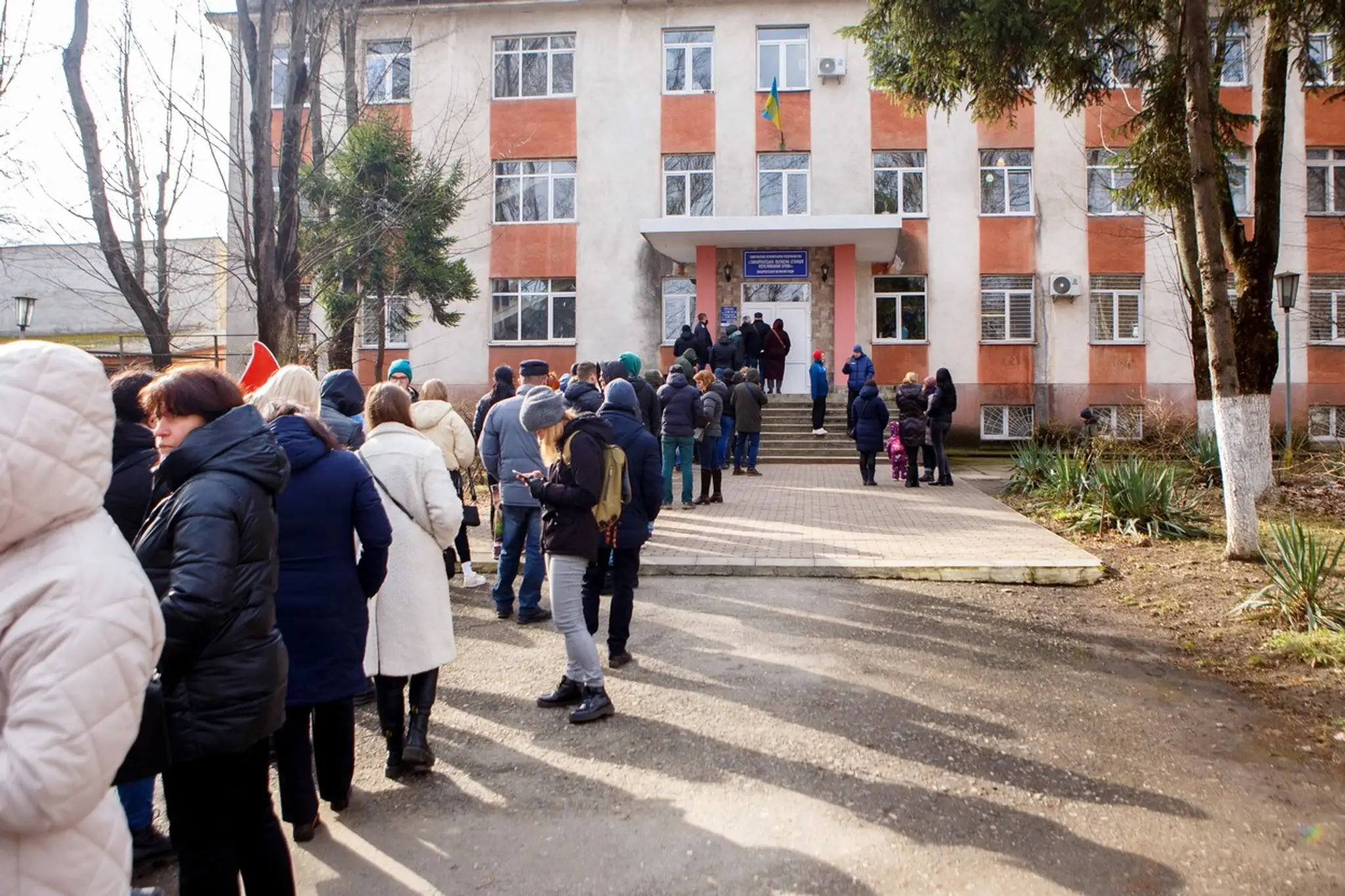 Dobrovoľníci čakajú pred transfúznym centrom, aby mohli darovať krv
