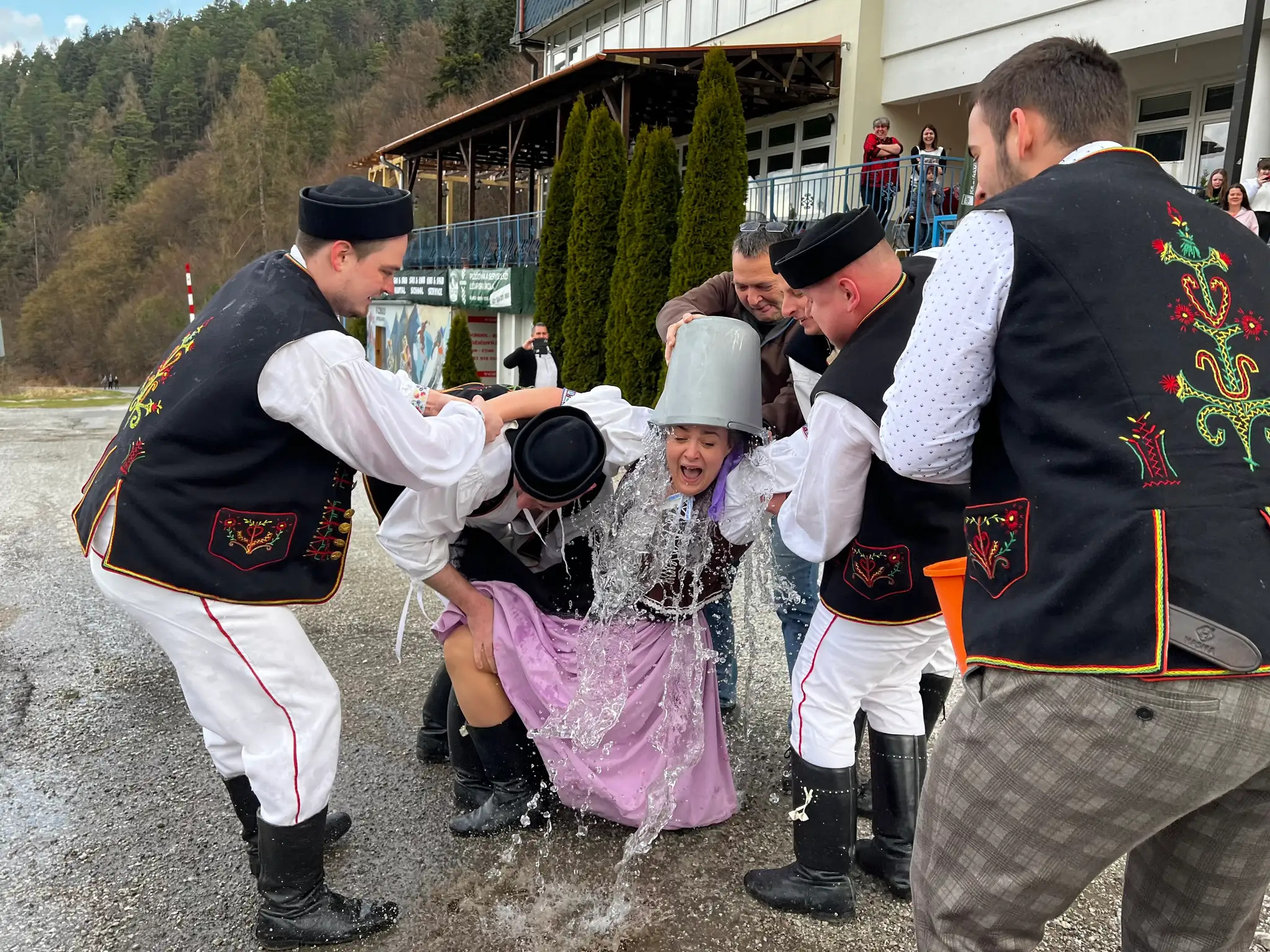 Členovia Folklórneho súboru Krompašan z Krompách oblievali a šibali svoje kolegyne nielen v meste, ale i v susednej obci Slovinky.