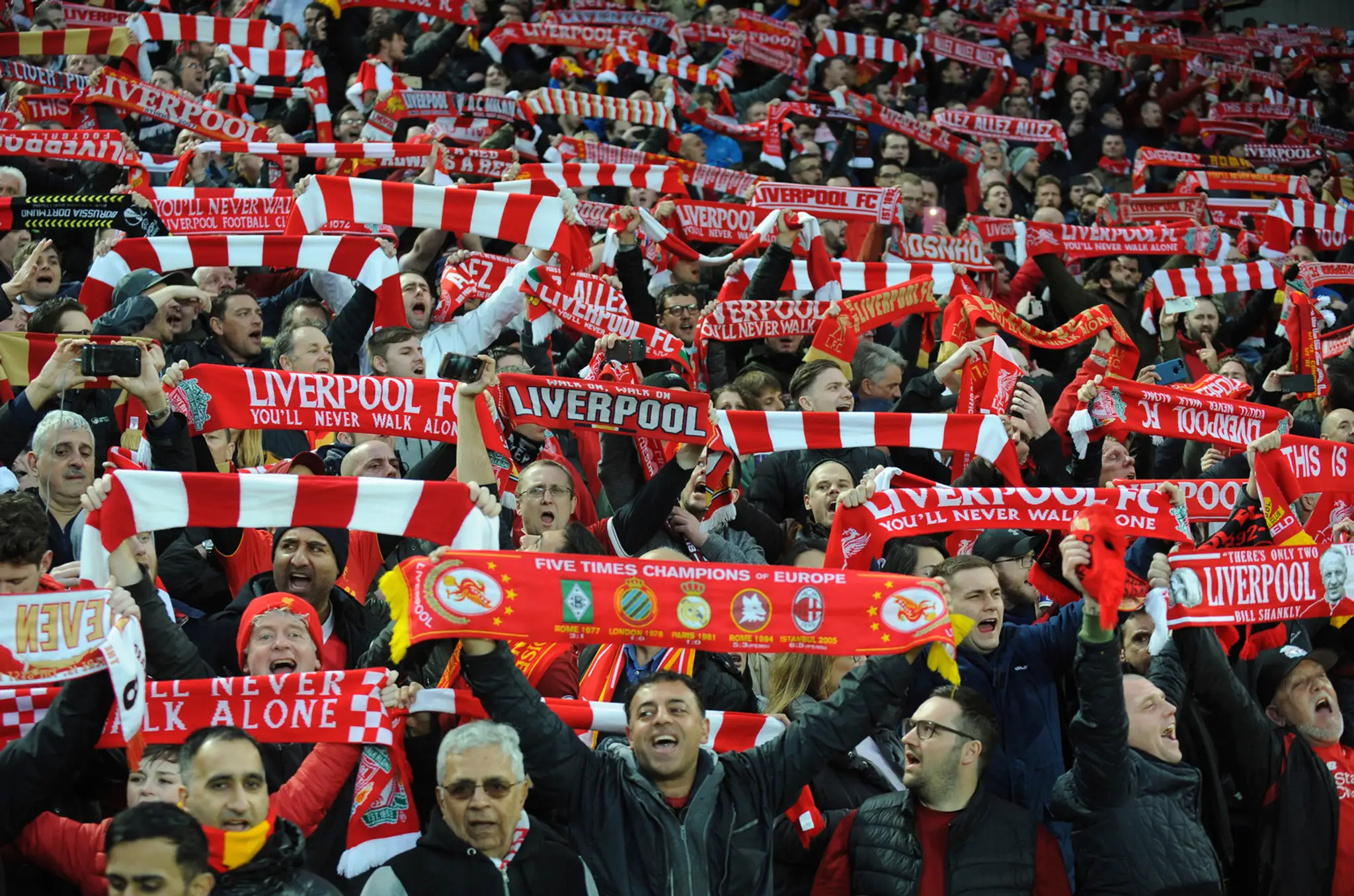 Fanúšikovia Liverpoolu spievajú pred semifinále LM proti AS Rím.