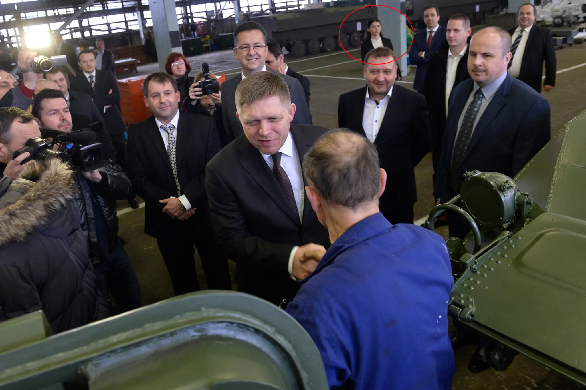 Premiér Robert Fico v priestoroch opravárenského podniku (VOP) v Trenčíne.