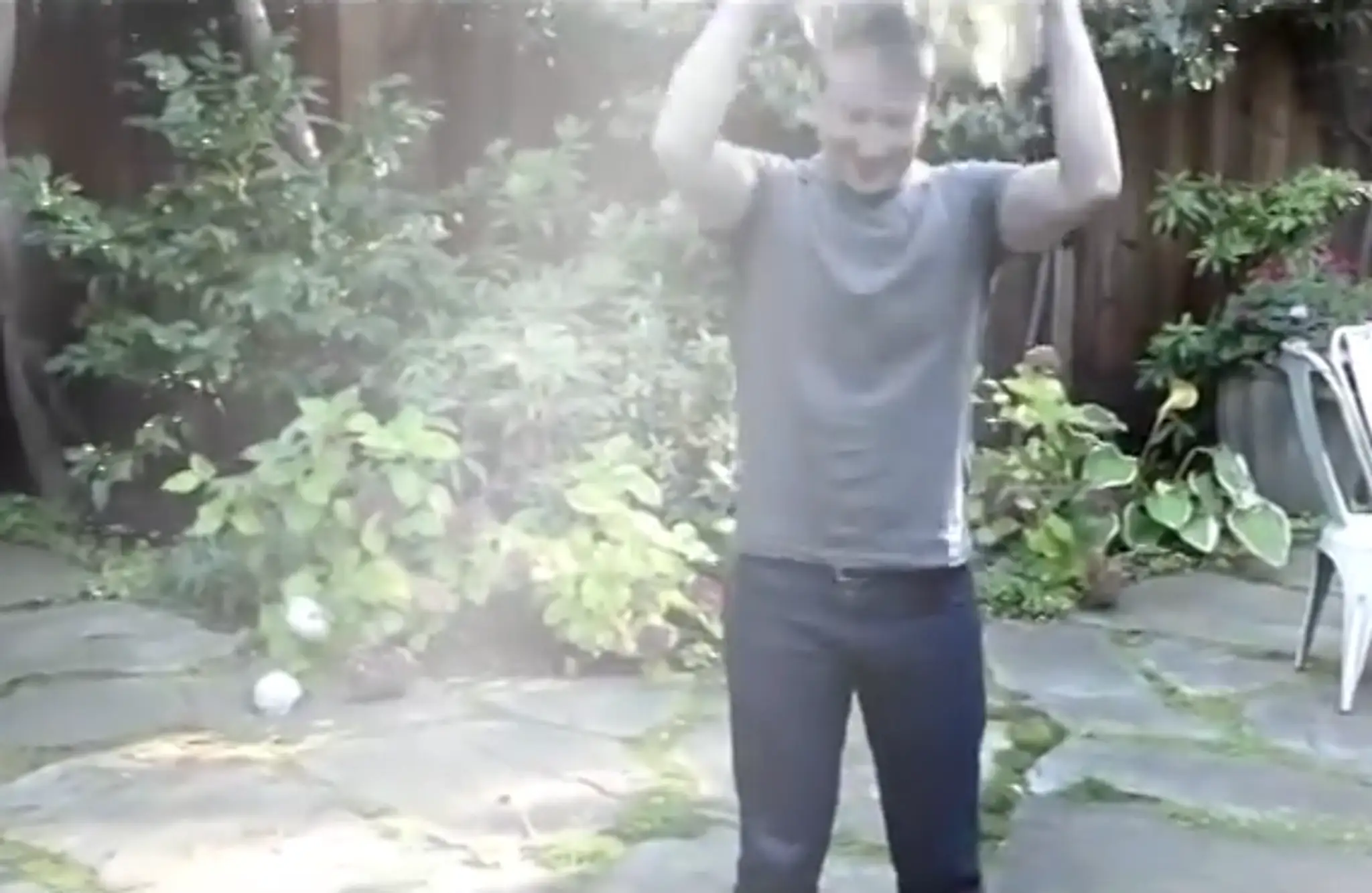 Zuckerberg v šedom tričku počas Ice Bucket Challenge