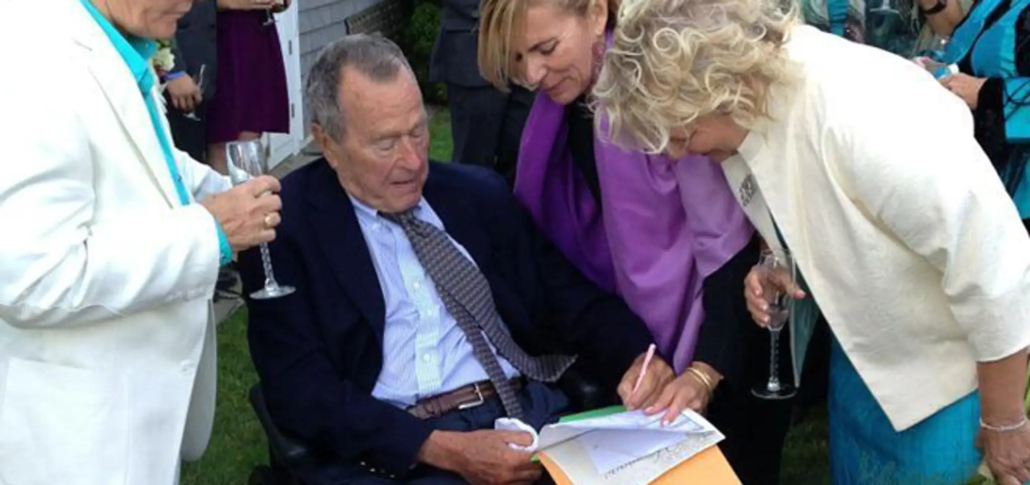 Bush svedčí homosexuálom - titl
