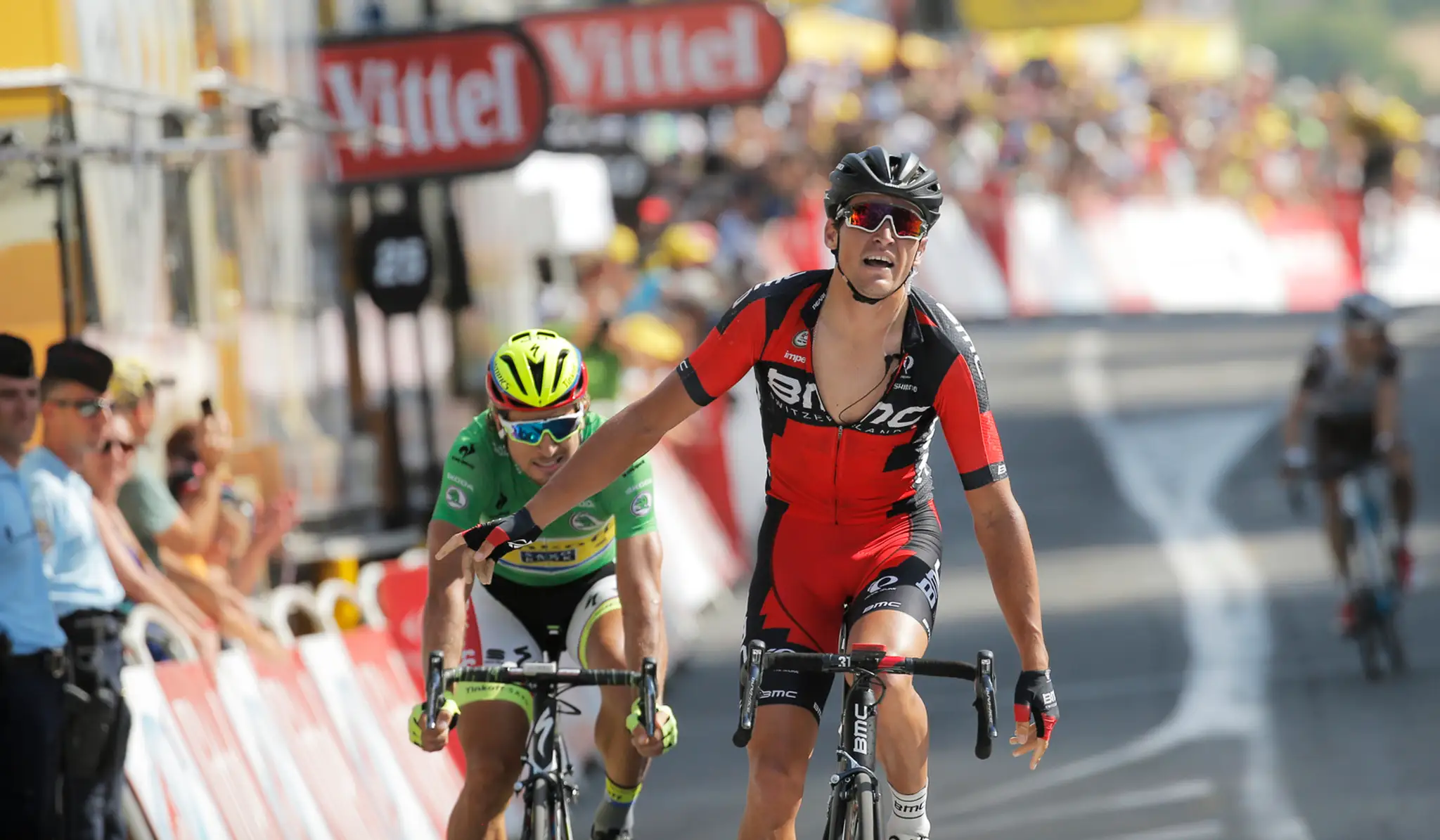 Belgický cyklista Greg van Avermaet (vpravo) oslavuje v cieli pred druhým Slovákom Petrom Saganom 