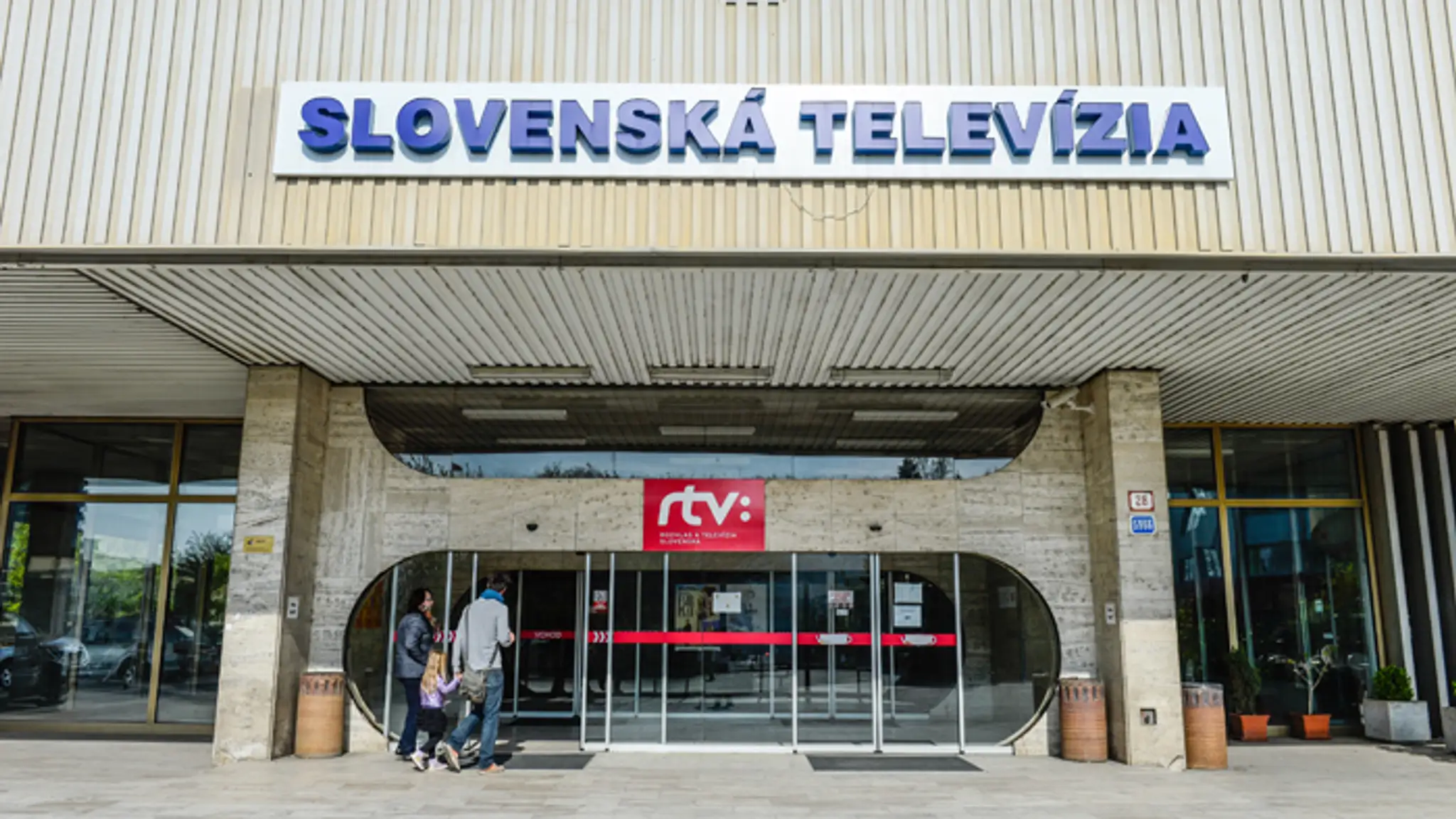 Vchod do budovy RTVS v Mlynskej doline.