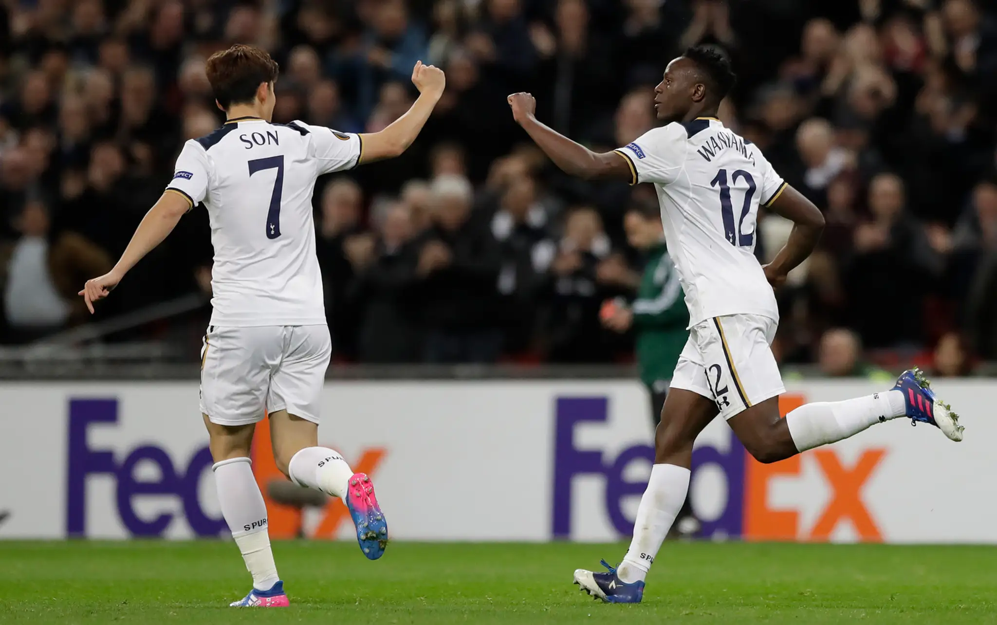 Victor Wanyama (vpravo) z Tottenhamu oslavuje so spoluhráčom Heung-min Sonom gól v sieti Gentu v šestnásťfinále EL.