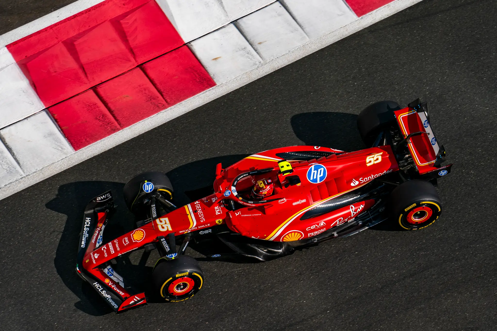 Carlos Sainz na Ferrari na trati.