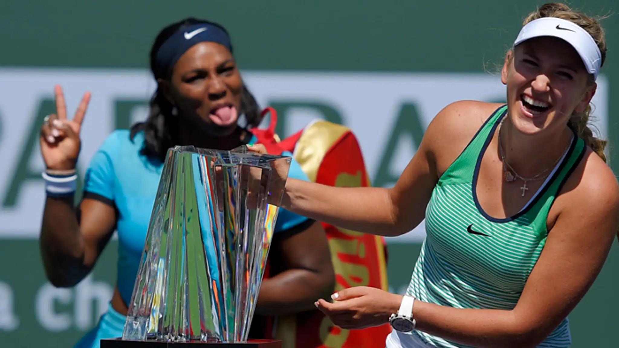 Viktória Azarenková sa teší z výhry na turnaji v Indian Wells, kde porazila Serenu Williamsovú.  