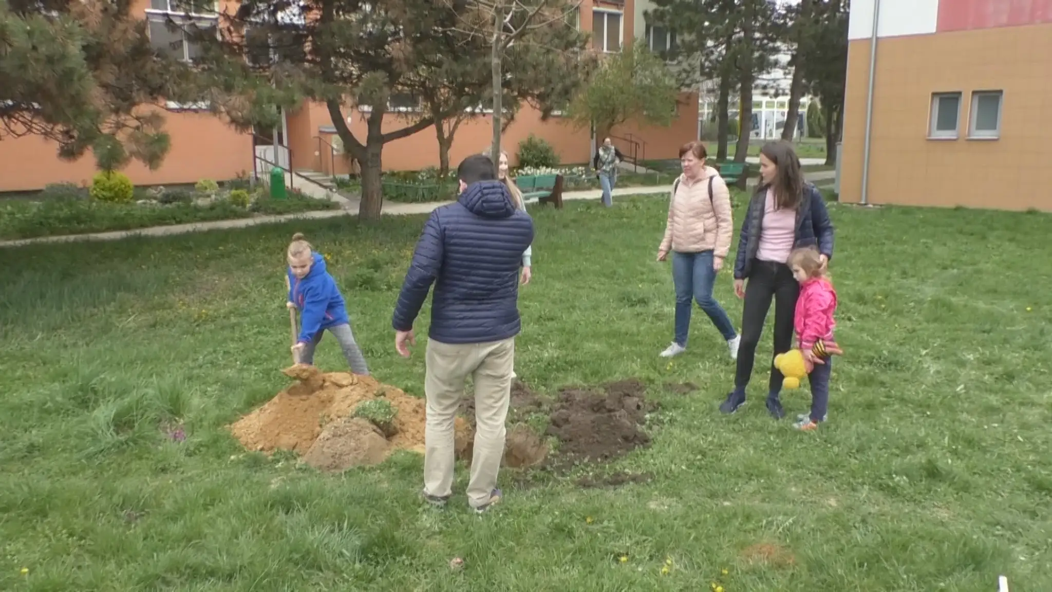 Ukrajinky v Prievidzi pomáhali pri sadení.