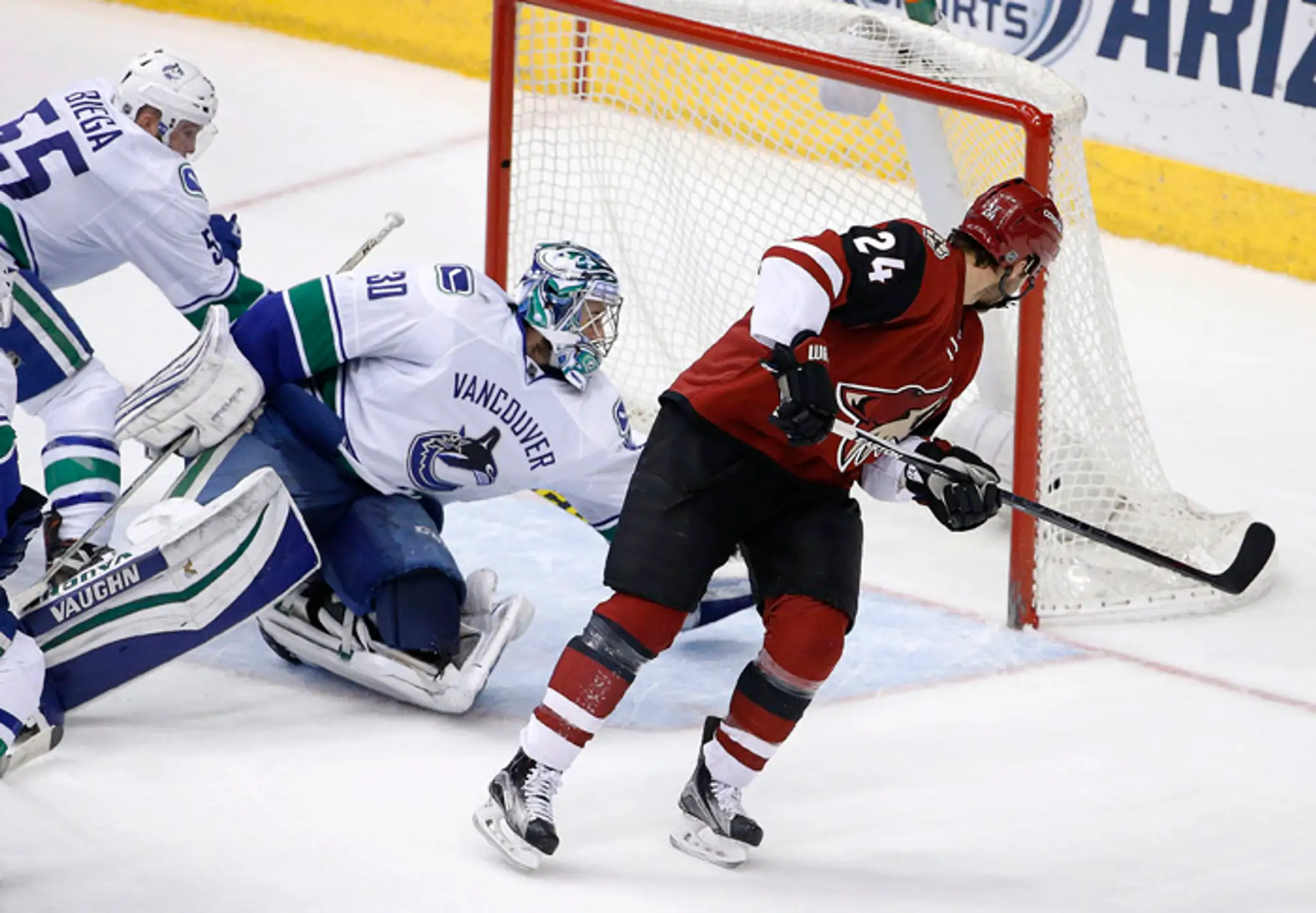 Brankár Ryan Miller a Alex Biega (obaja Vancouver Canucks) a Kyle Chipchura (Arizona Coyotes).