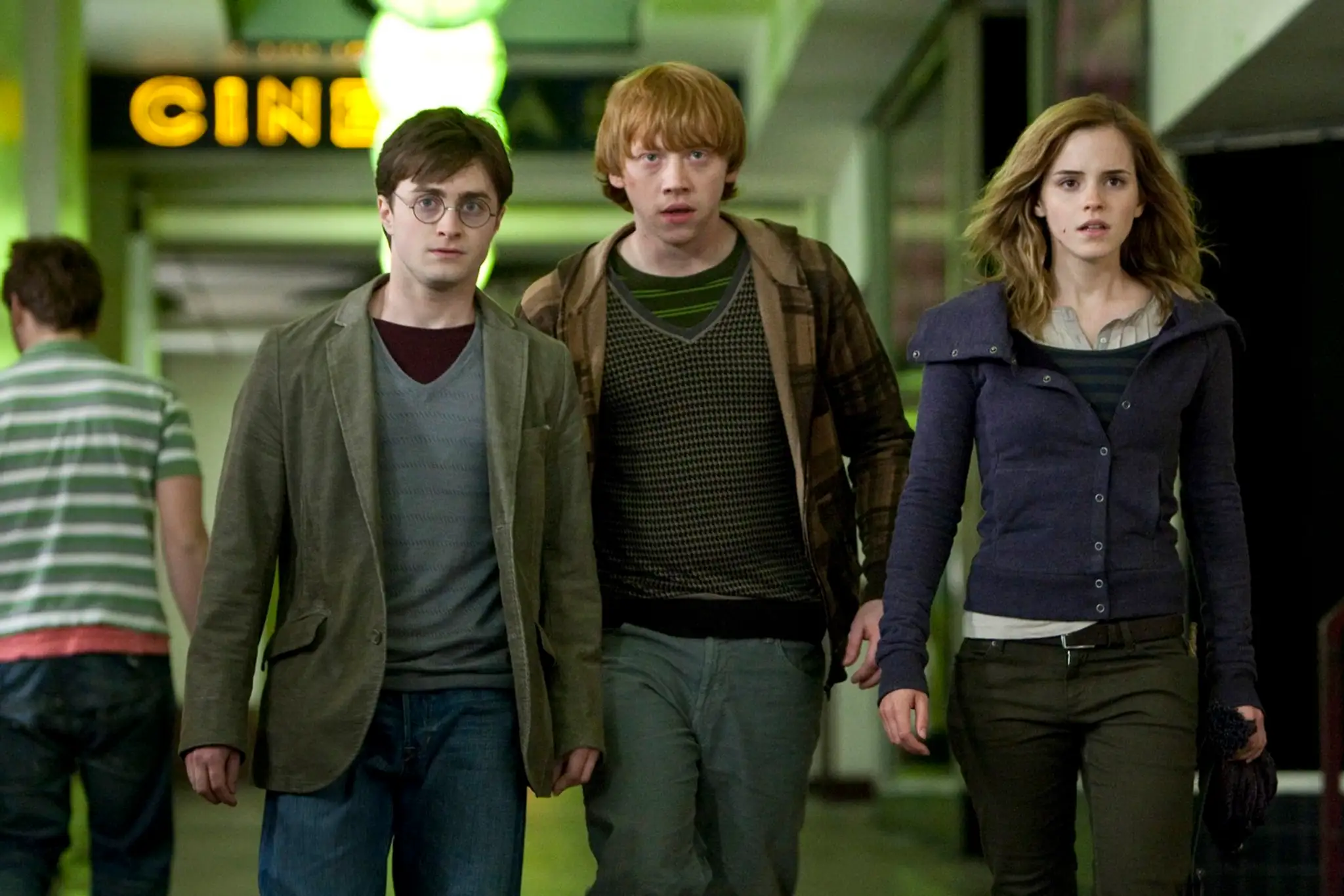 Daniel Radcliffe, Rupert Grint a Emma Watson vo filme Harry Potter a Dary smrti I