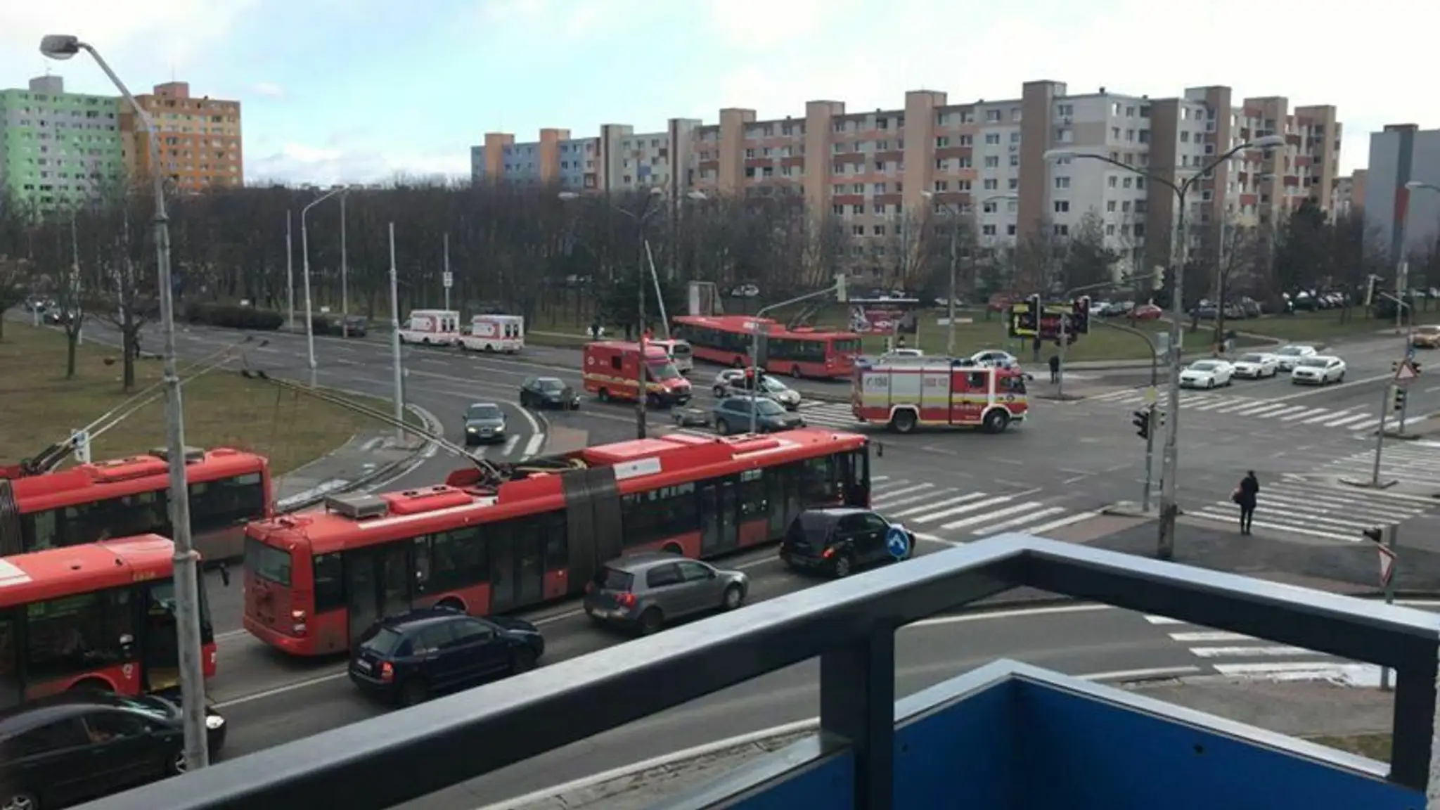 Býk práve zaútočil na muža.