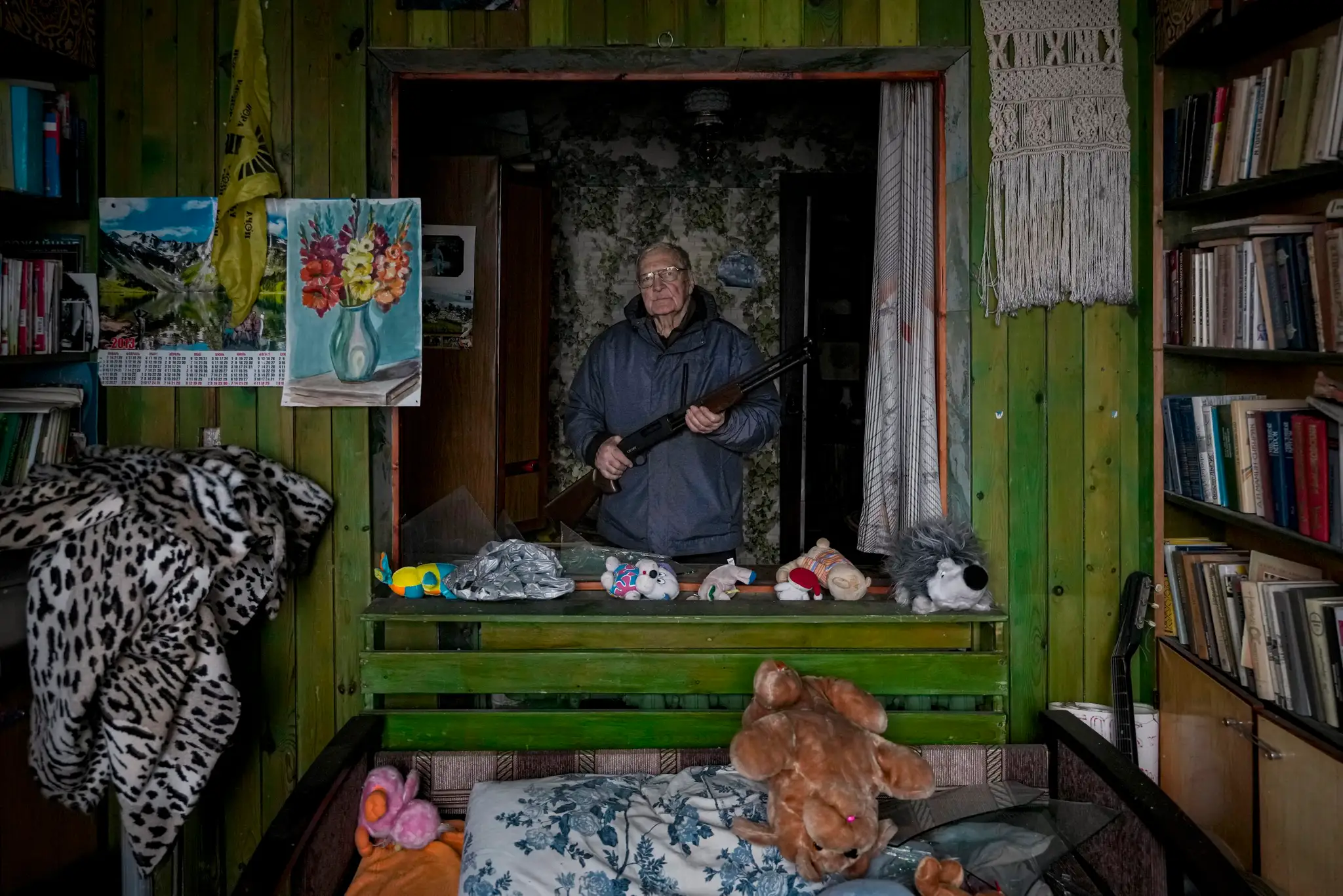 Učiteľ francúzštiny Pjotr Vyerko (81) strojí za rozbitým oknom v spálni v dome, ktorý poškodili vlny ruského náletu v meste Gorenke pri Kyjeve.