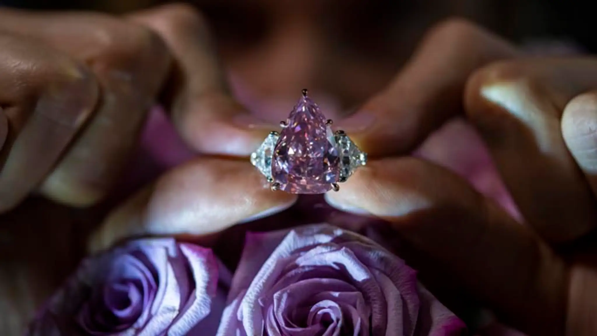 V Ženeve vydražili najväčší ružový diamant v tvare slzy.