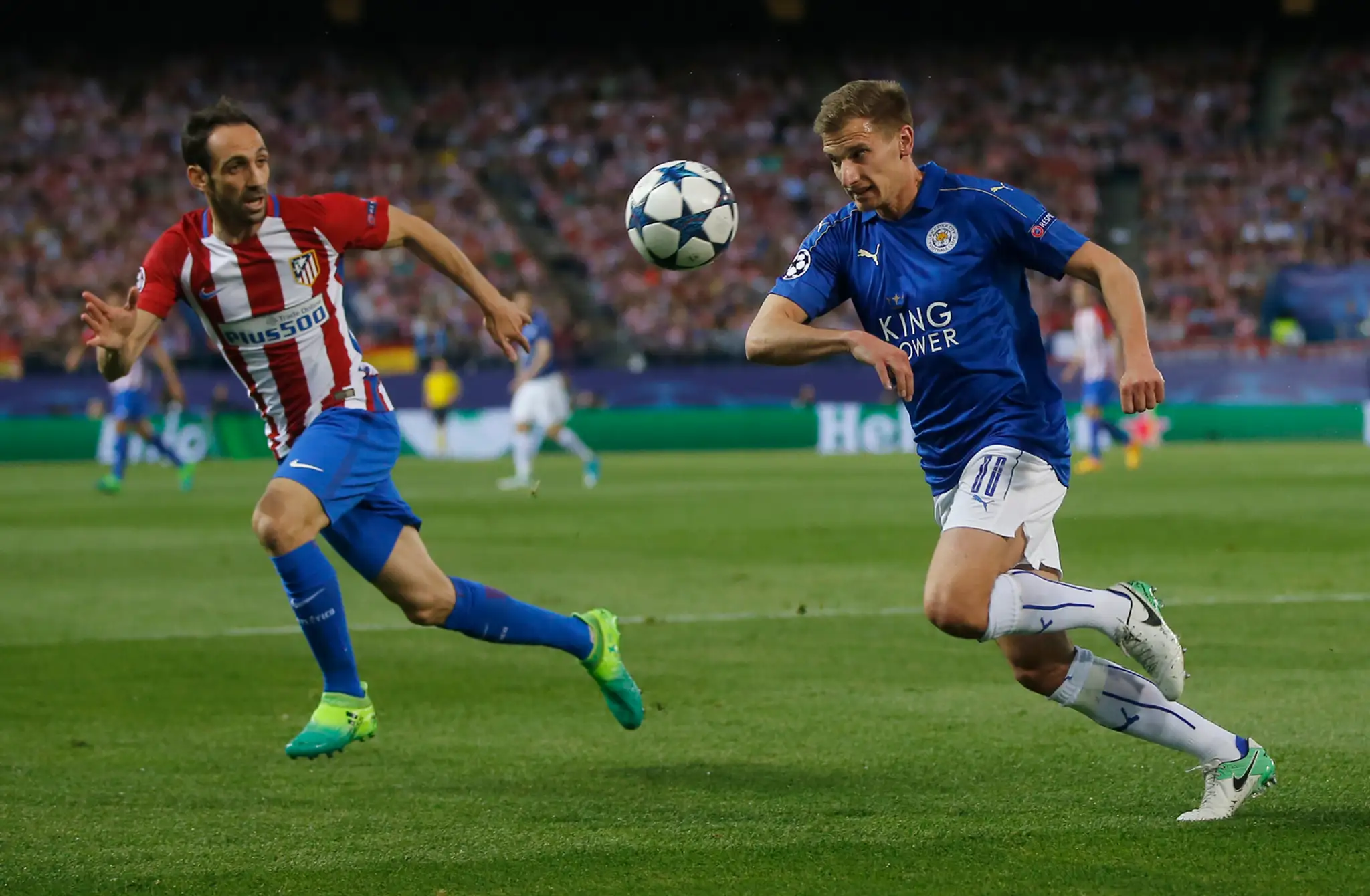 Marc Albrighton (vpravo) z Leicestru sa snaží presadiť cvez Juanfrana z Atlética vo štvrťfinále LM.