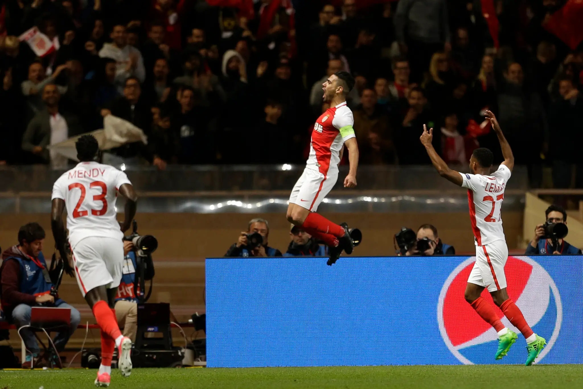 Radamel Falcao (v strede) z Monaca jasá po góle v odvete štvrťfinále LM proti Dortmundu.