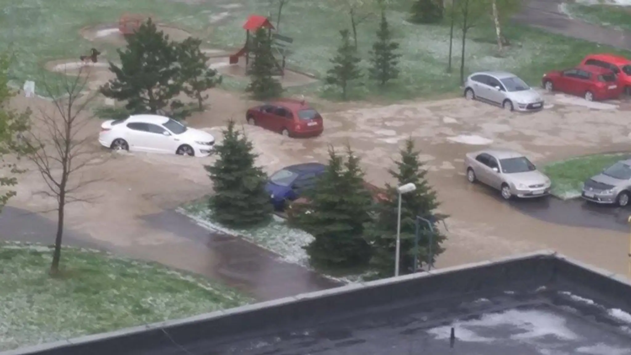 Popradským sídliskom Juh 3 sa prehnala blesková búrka.