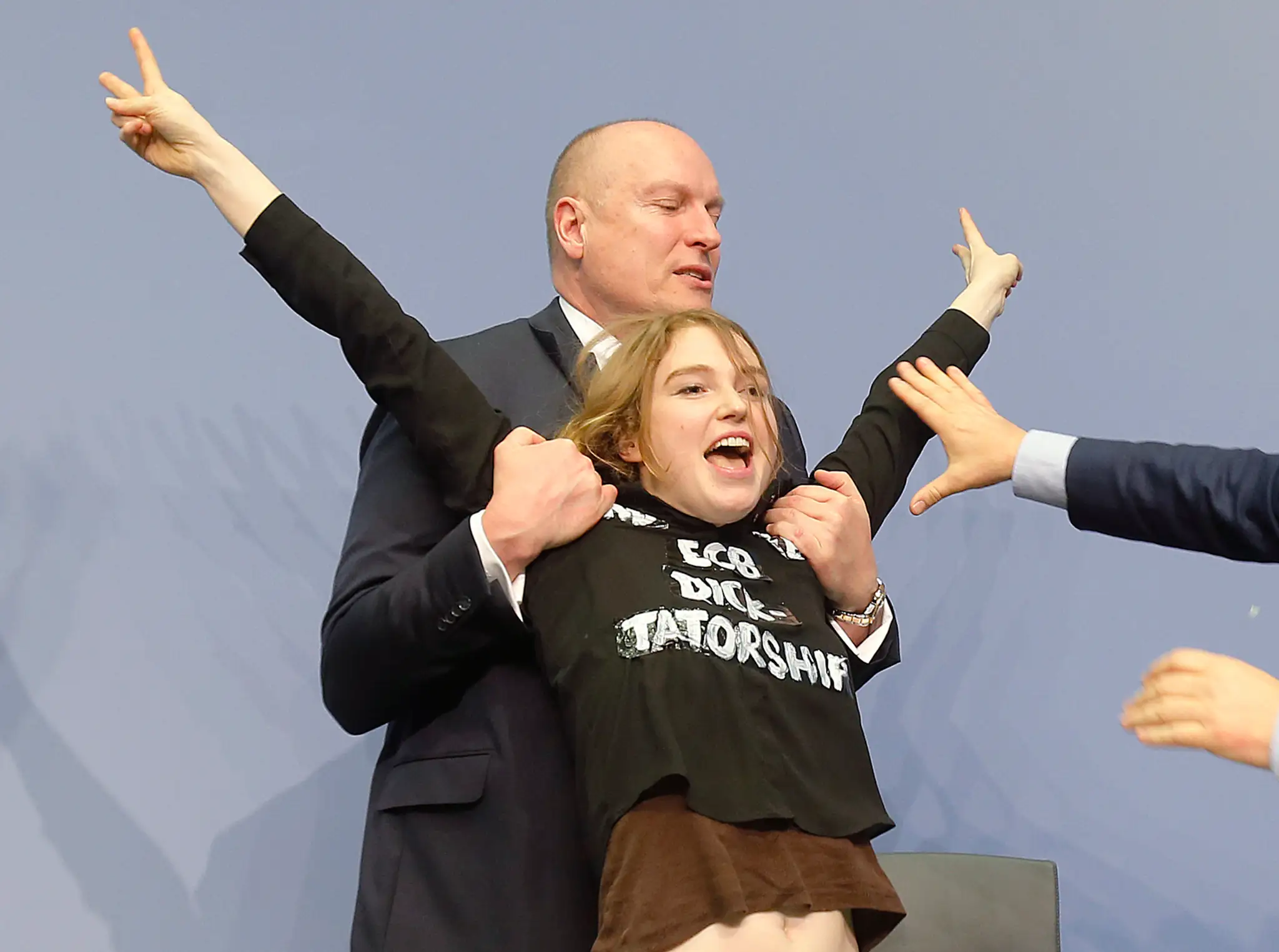 Na šéfa ECB zaútočila mladá žena